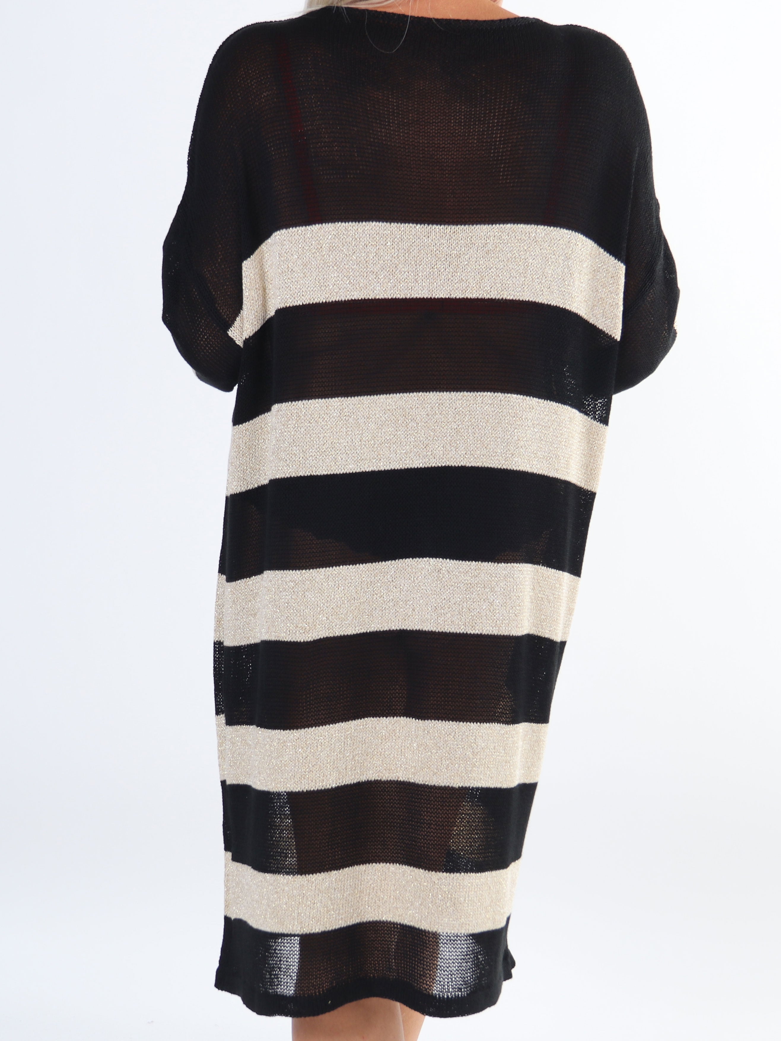 Dima Dress - Plus size stickad klänning i viskos med guld ränder