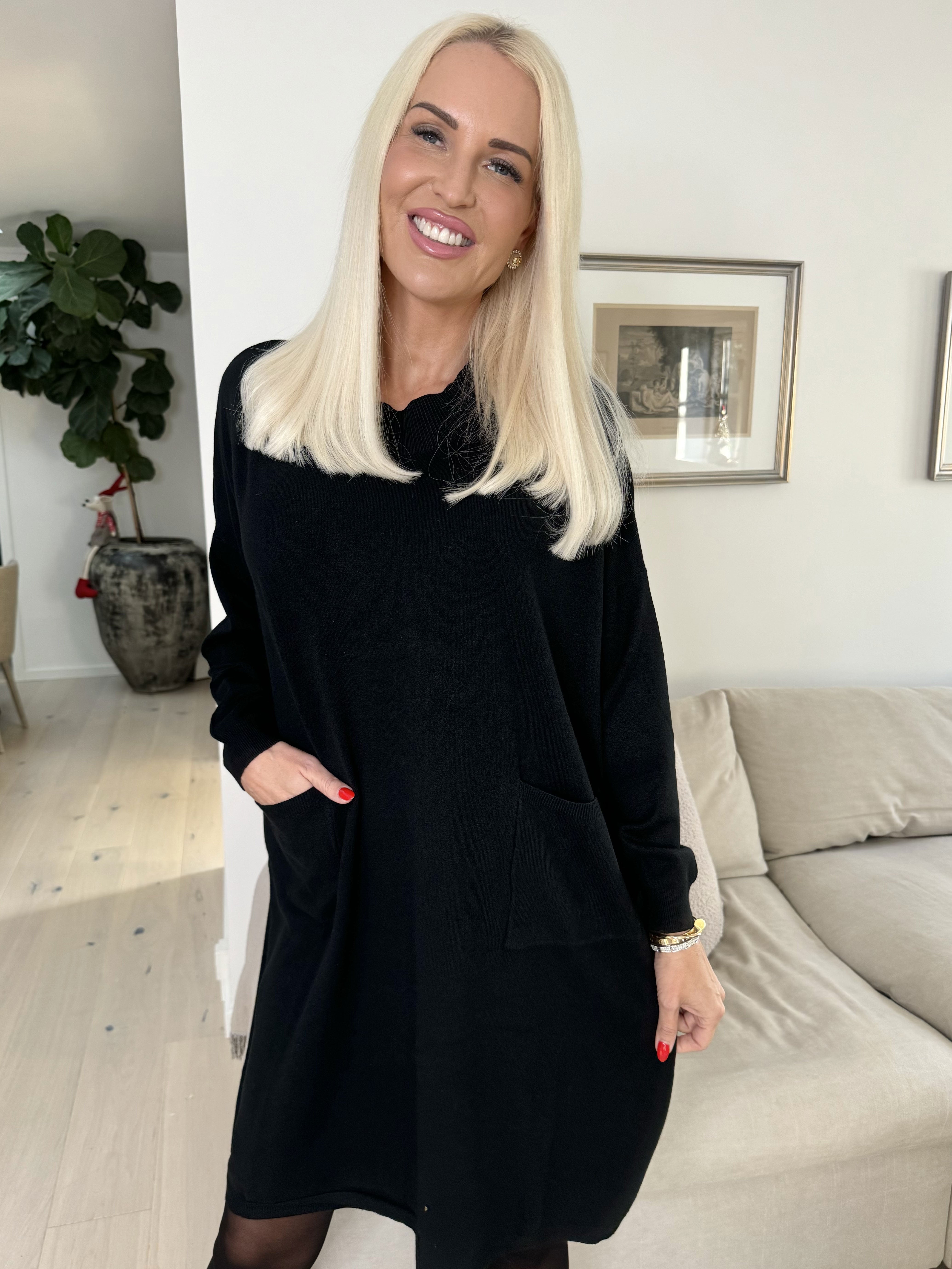 Dima - Mjukt stickad klänning med fickor