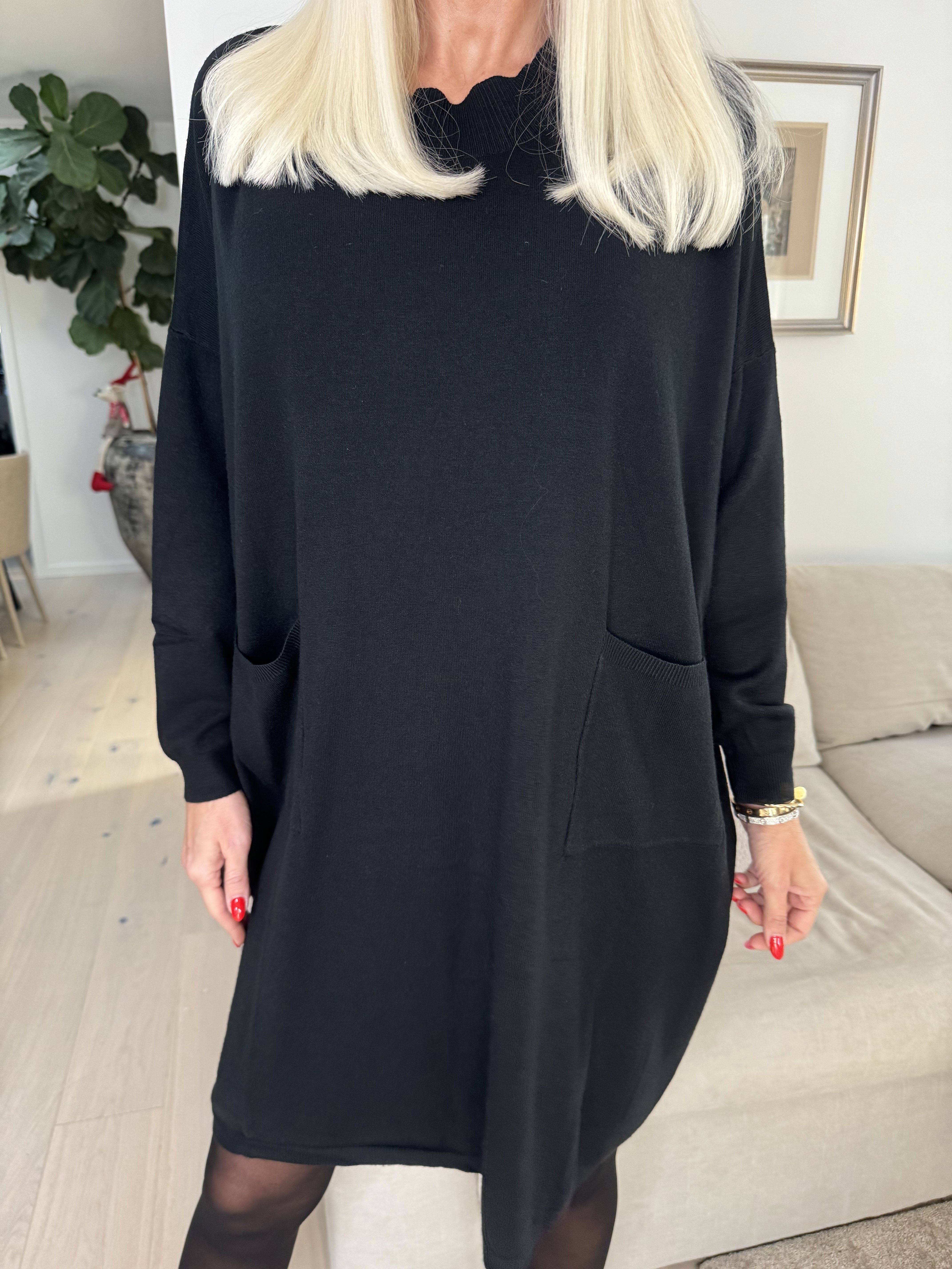 Dima - Mjukt stickad klänning med fickor