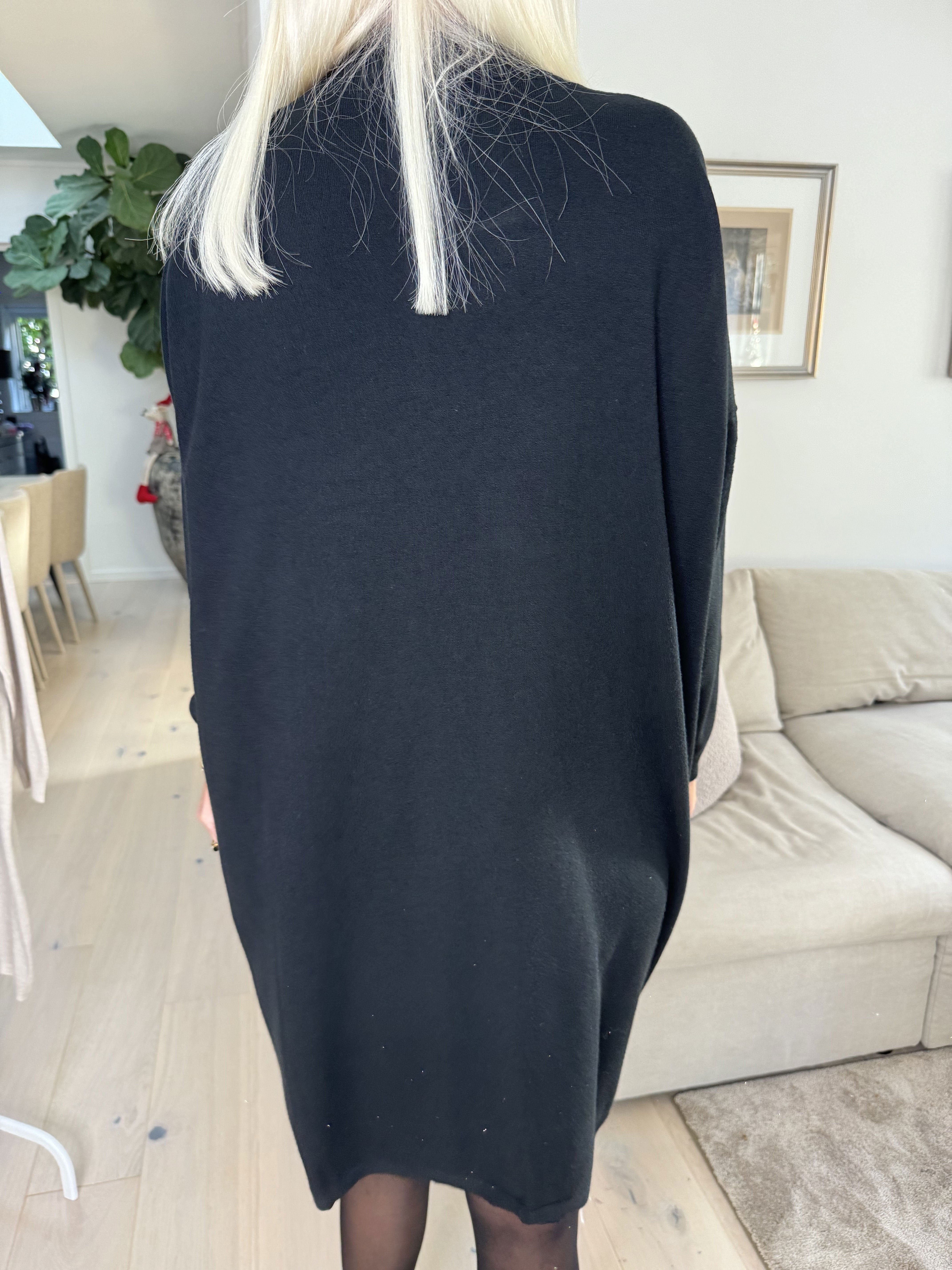 Dima - Mjukt stickad klänning med fickor