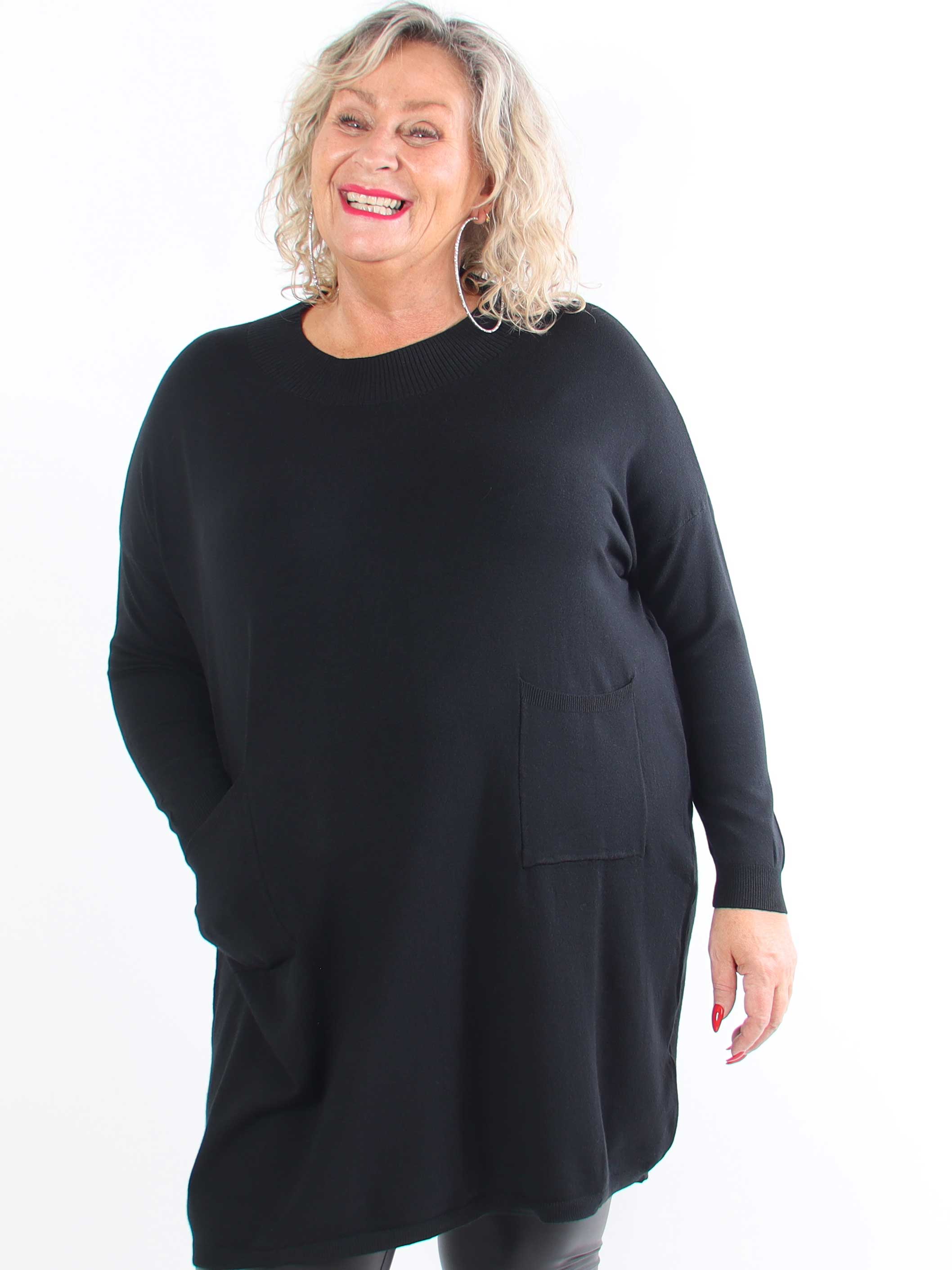 Dima - Mjuk stickad klänning i plus size med fickor