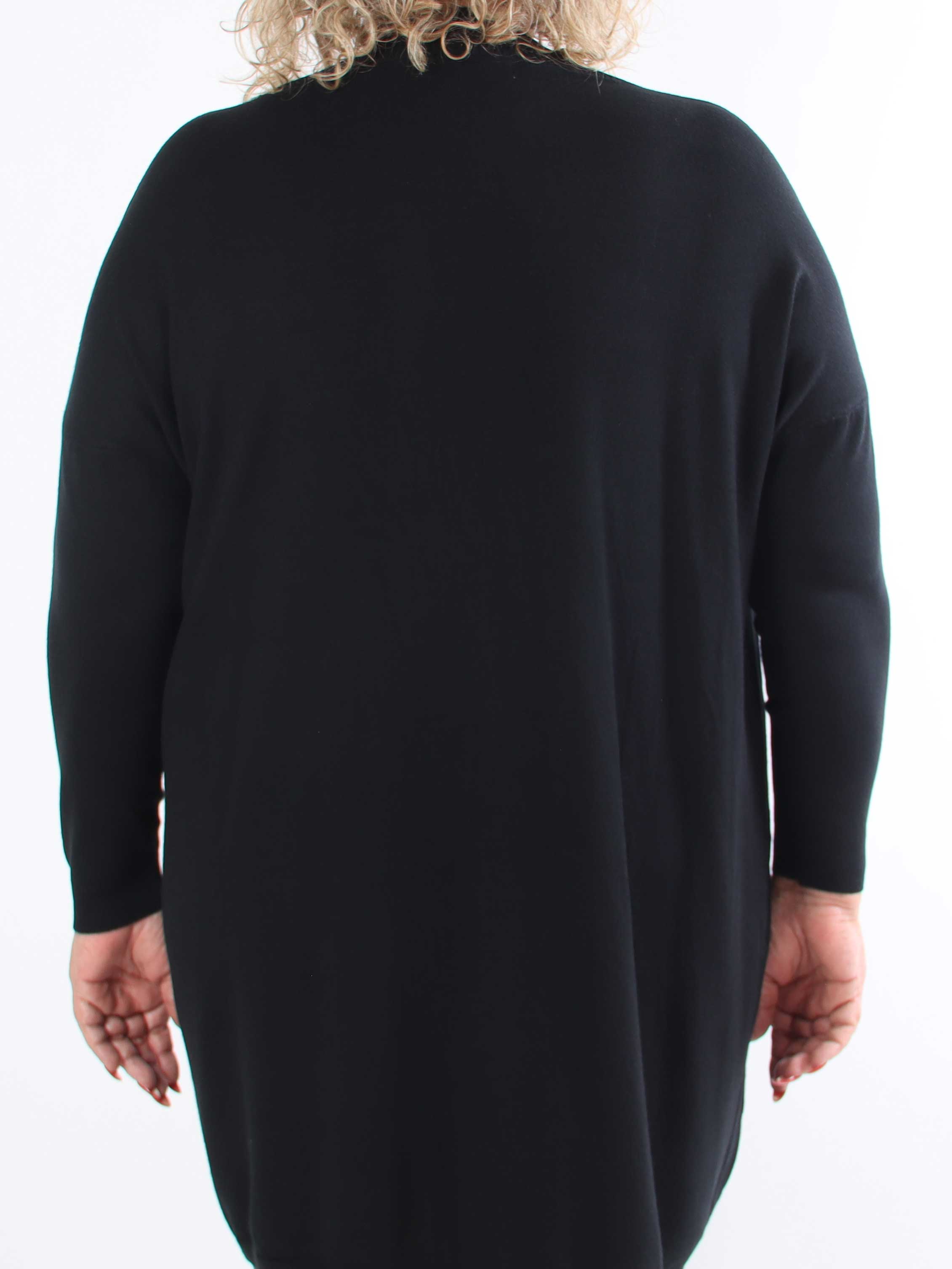 Dima - Mjuk stickad klänning i plus size med fickor