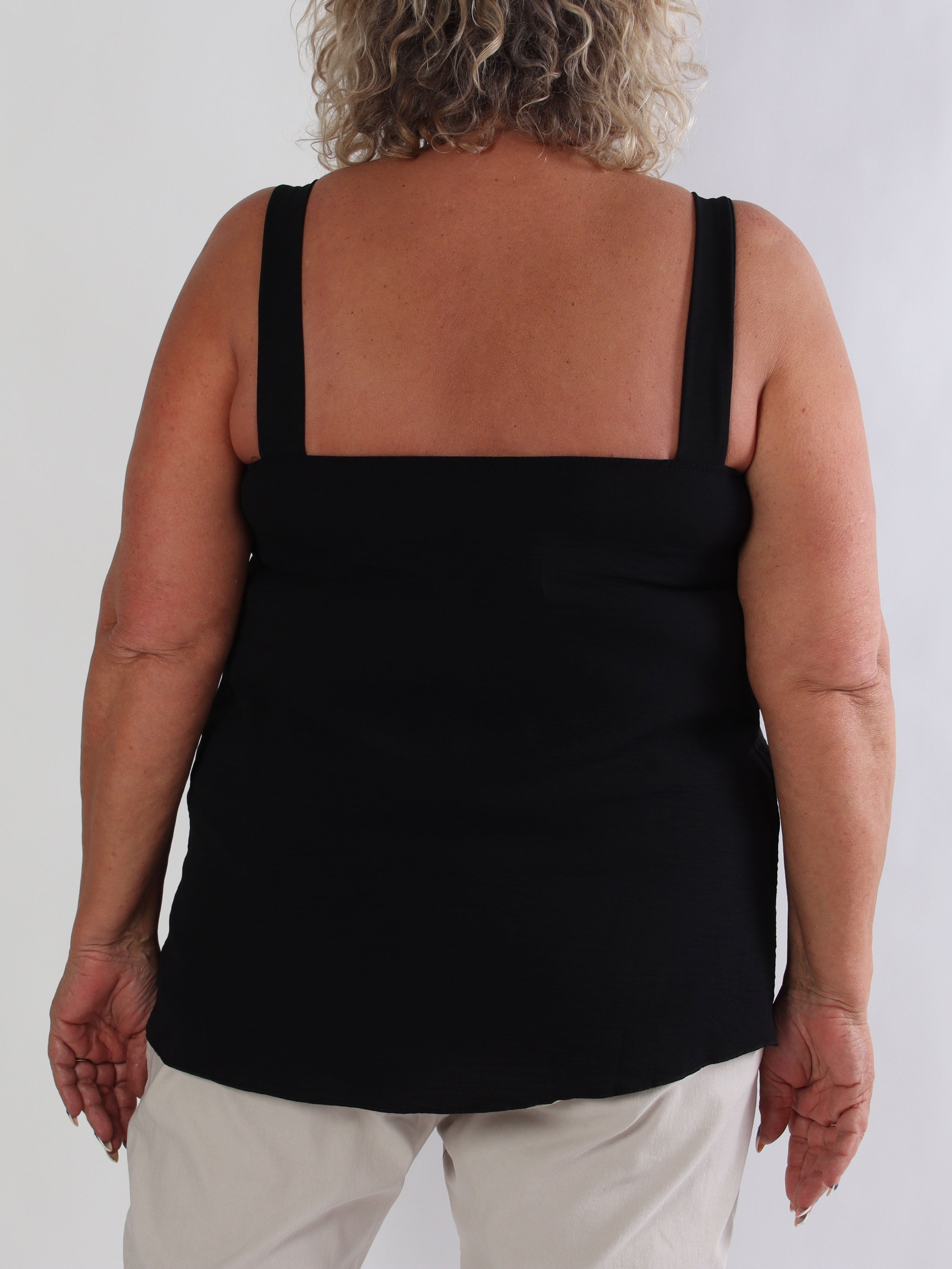 Dinah - Plus size top med dekorative guldspænder ved stropperne