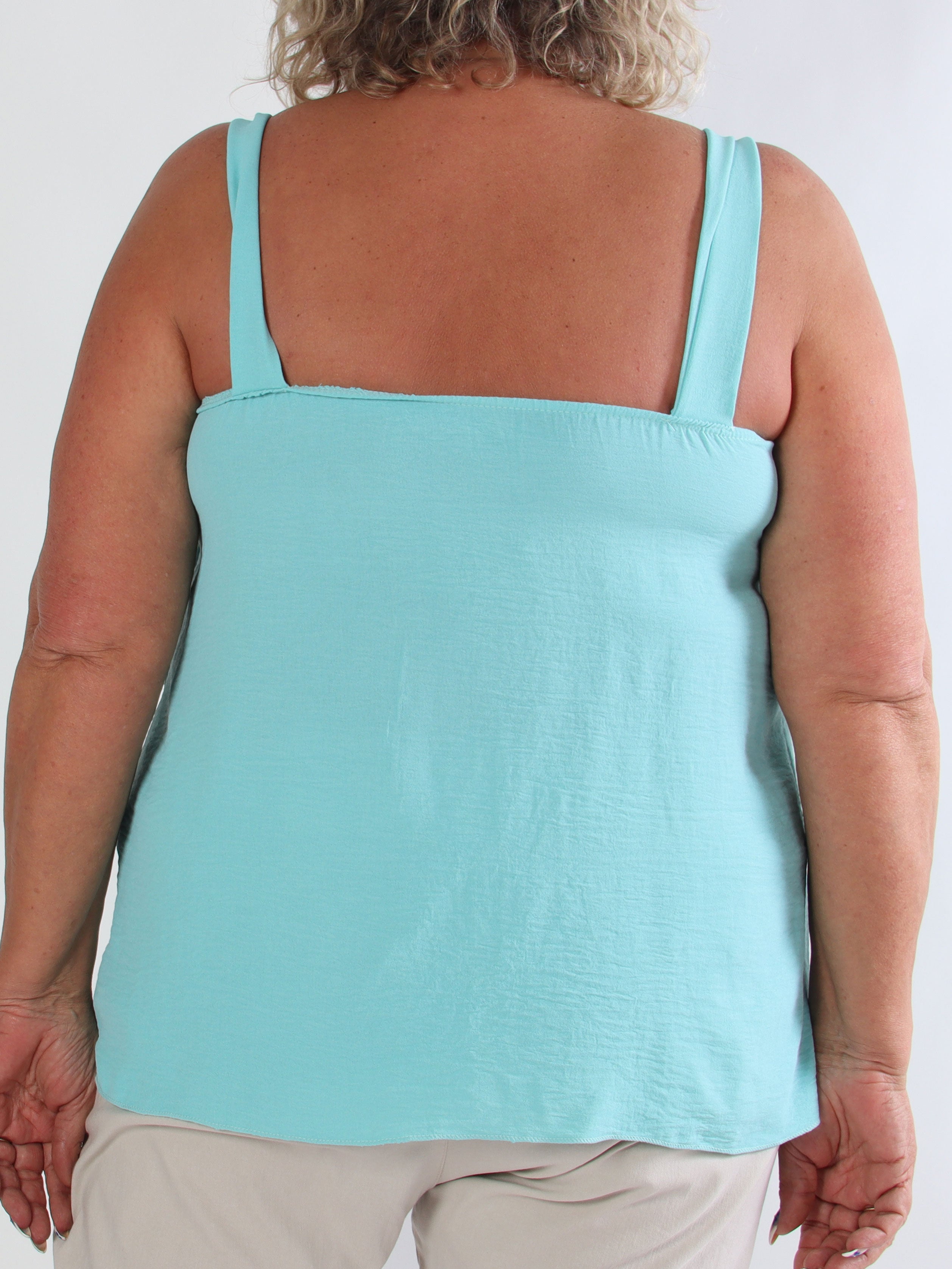 Dinah - Plus size top med dekorative guldspænder ved stropperne