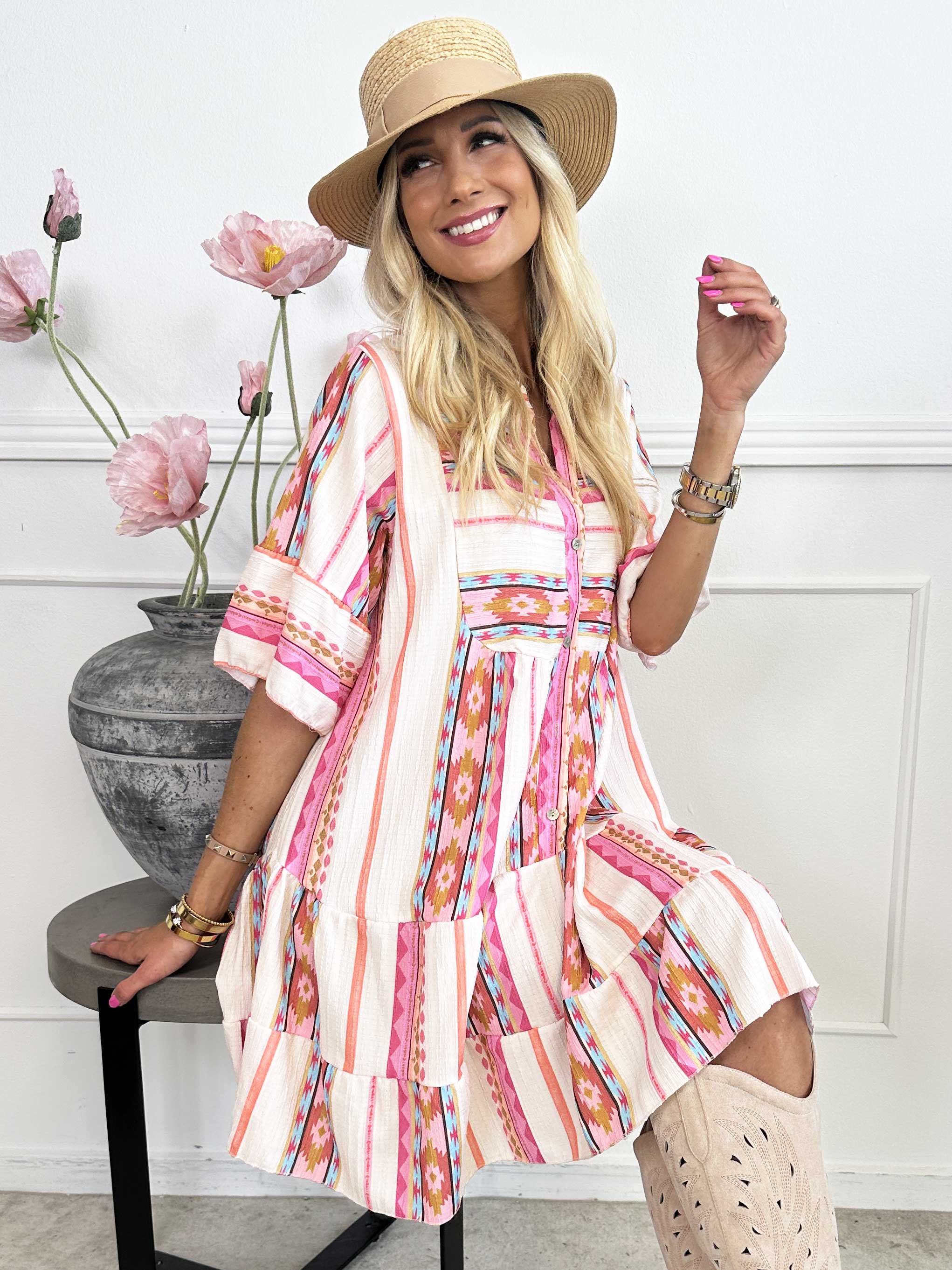 Dizzy - Mönstrad klänning i viskos med knappar vid bysten