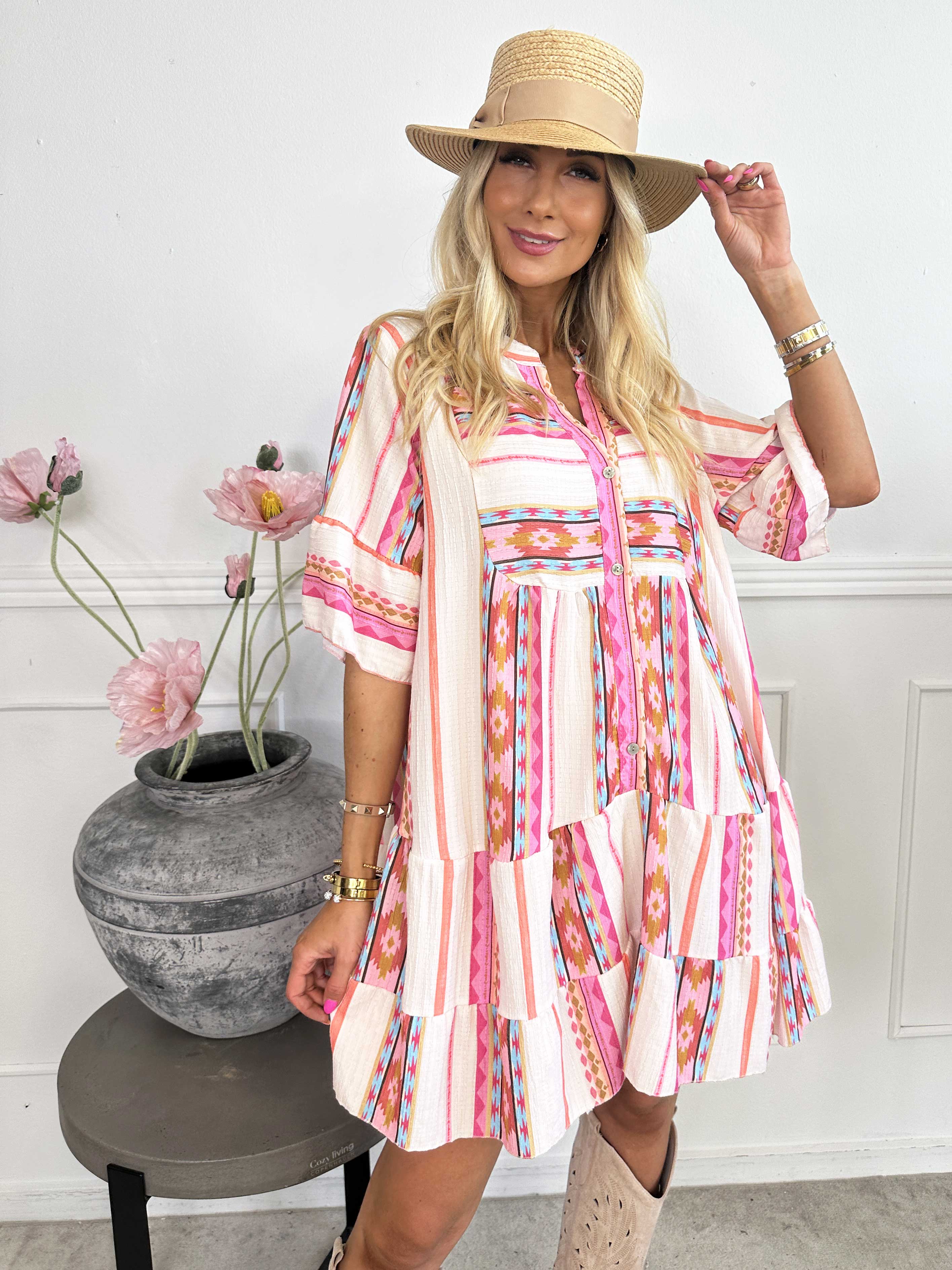 Dizzy - Mönstrad klänning i viskos med knappar vid bysten