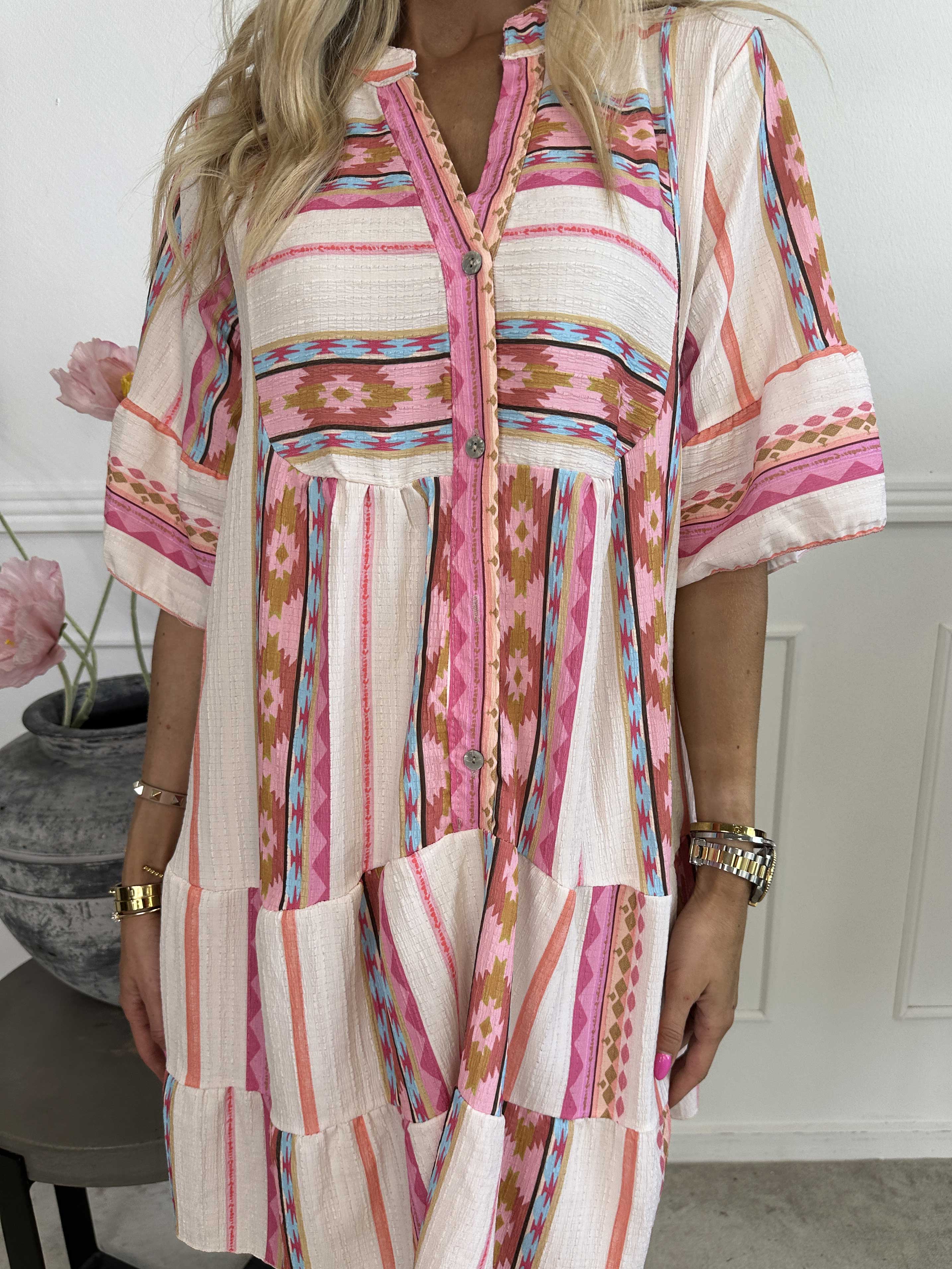 Dizzy - Mönstrad klänning i viskos med knappar vid bysten