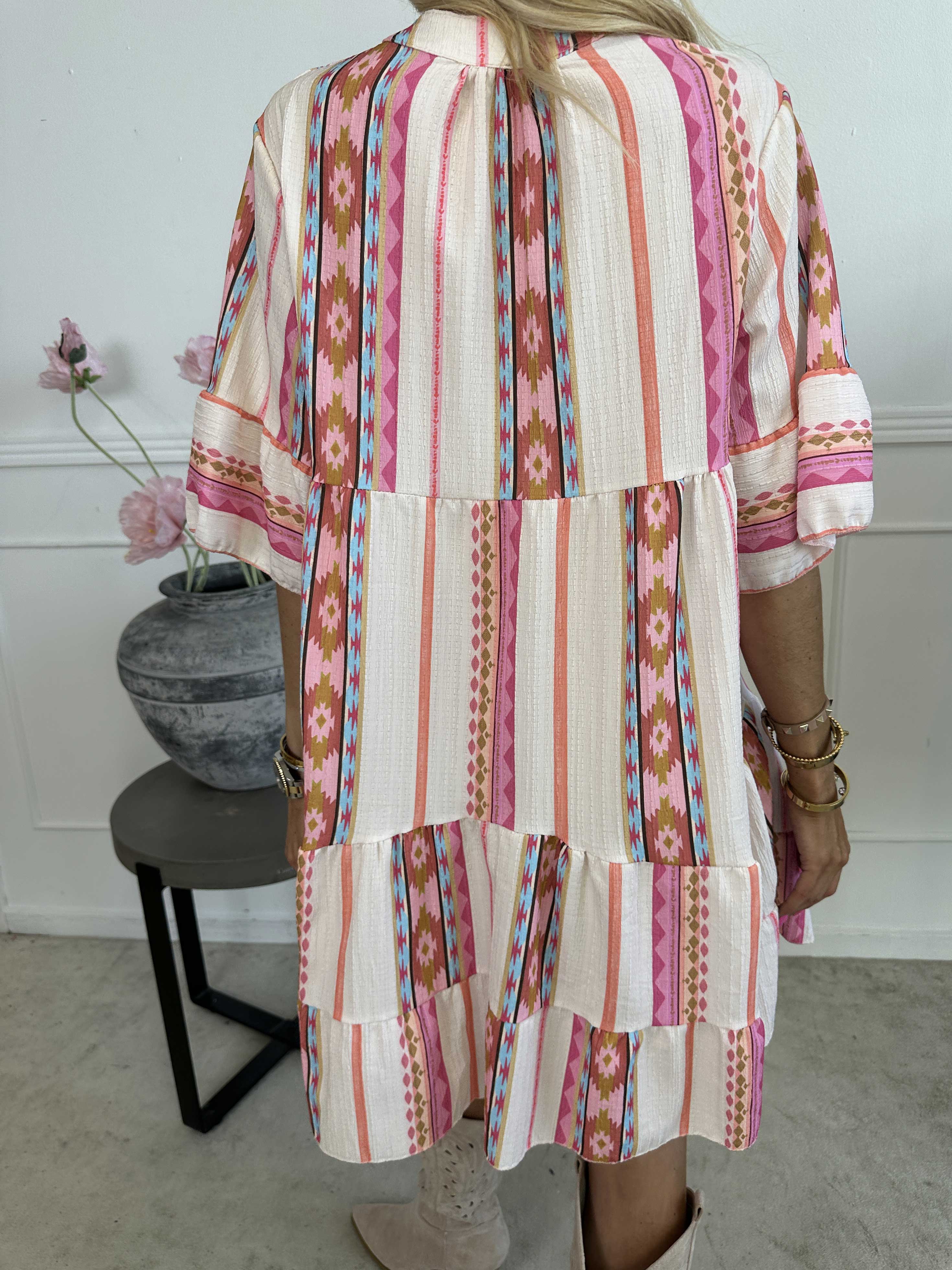 Dizzy - Mönstrad klänning i viskos med knappar vid bysten