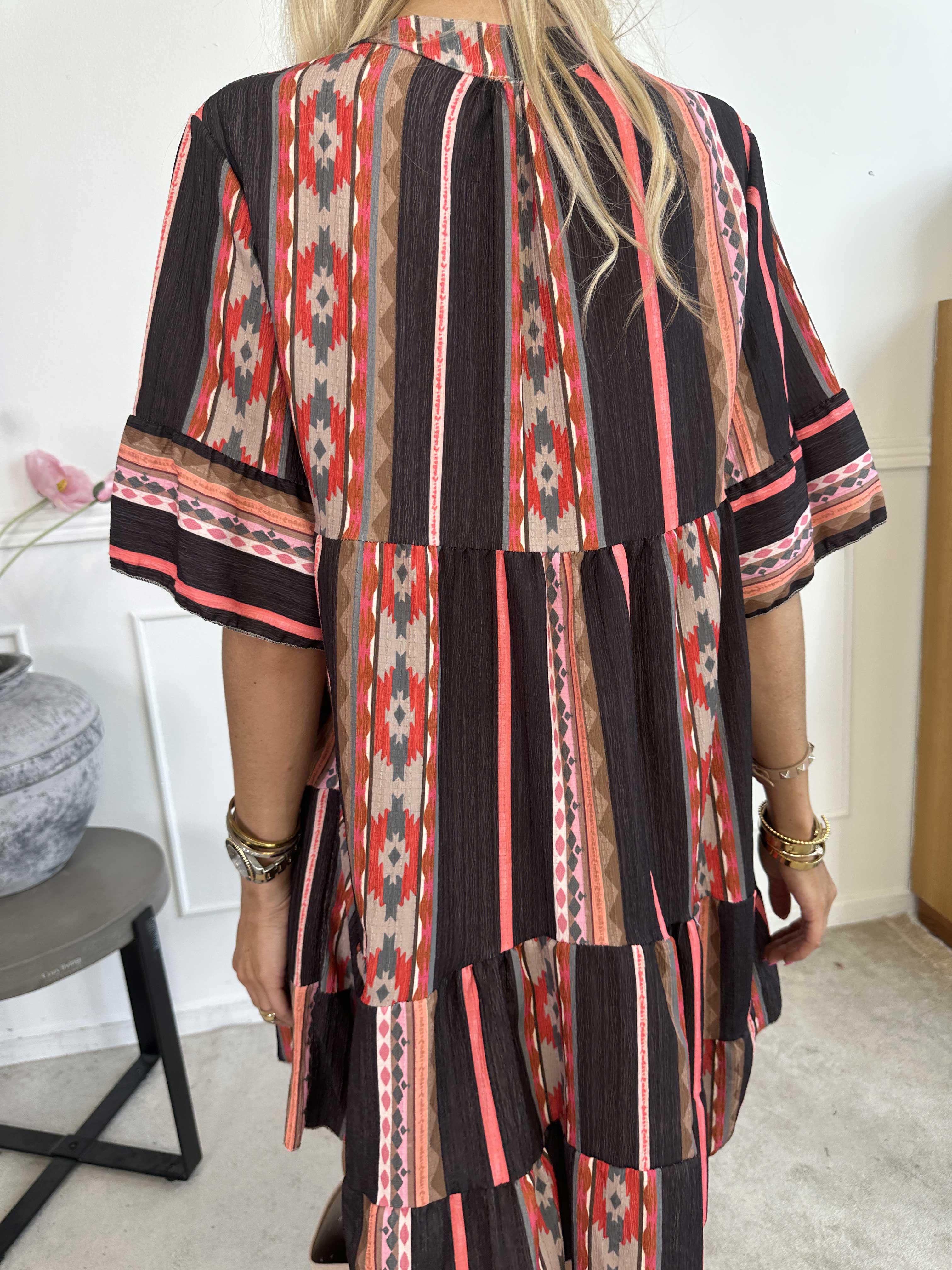 Dizzy - Mönstrad klänning i viskos med knappar vid bysten