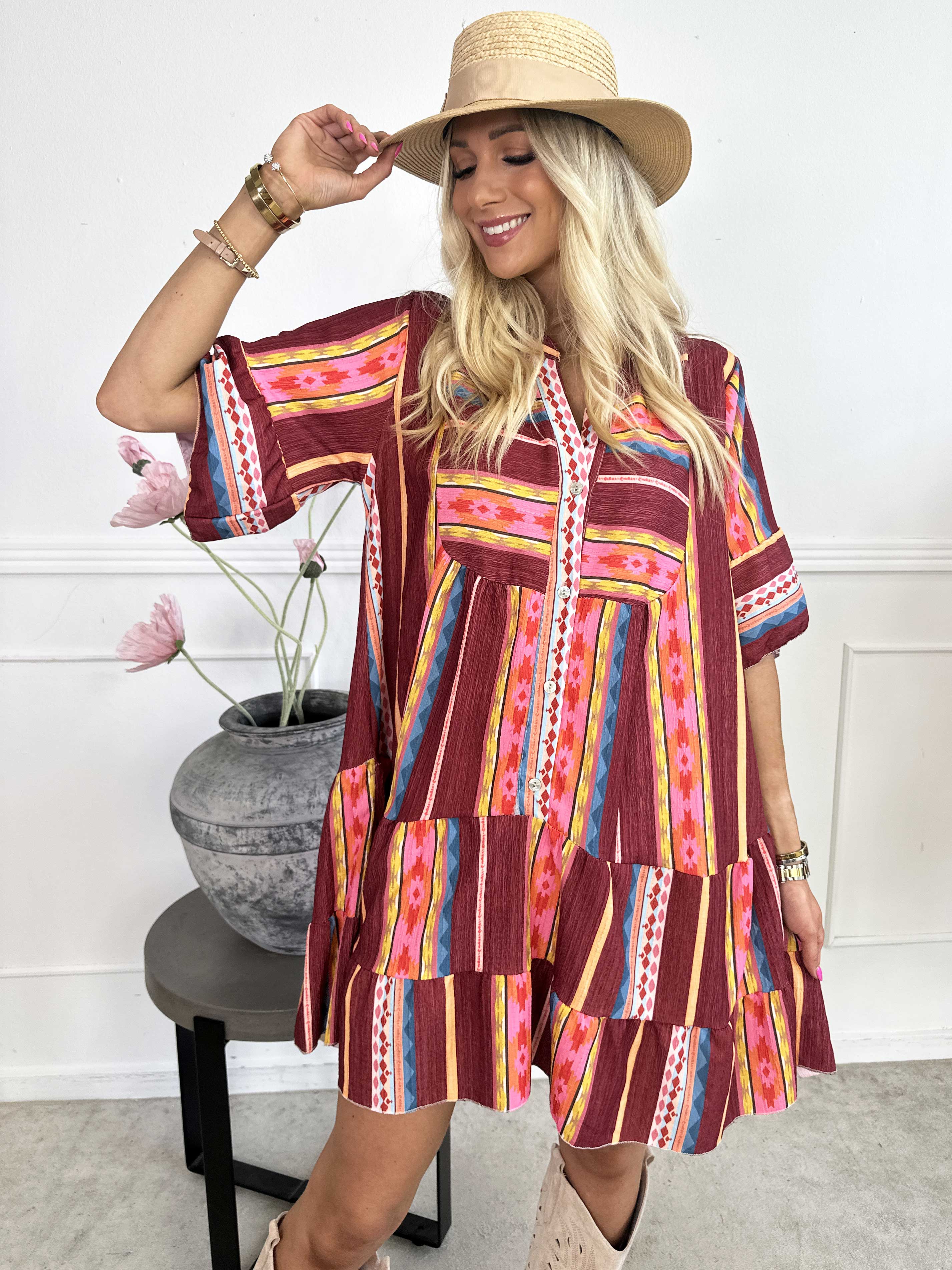 Dizzy - Mönstrad klänning i viskos med knappar vid bysten