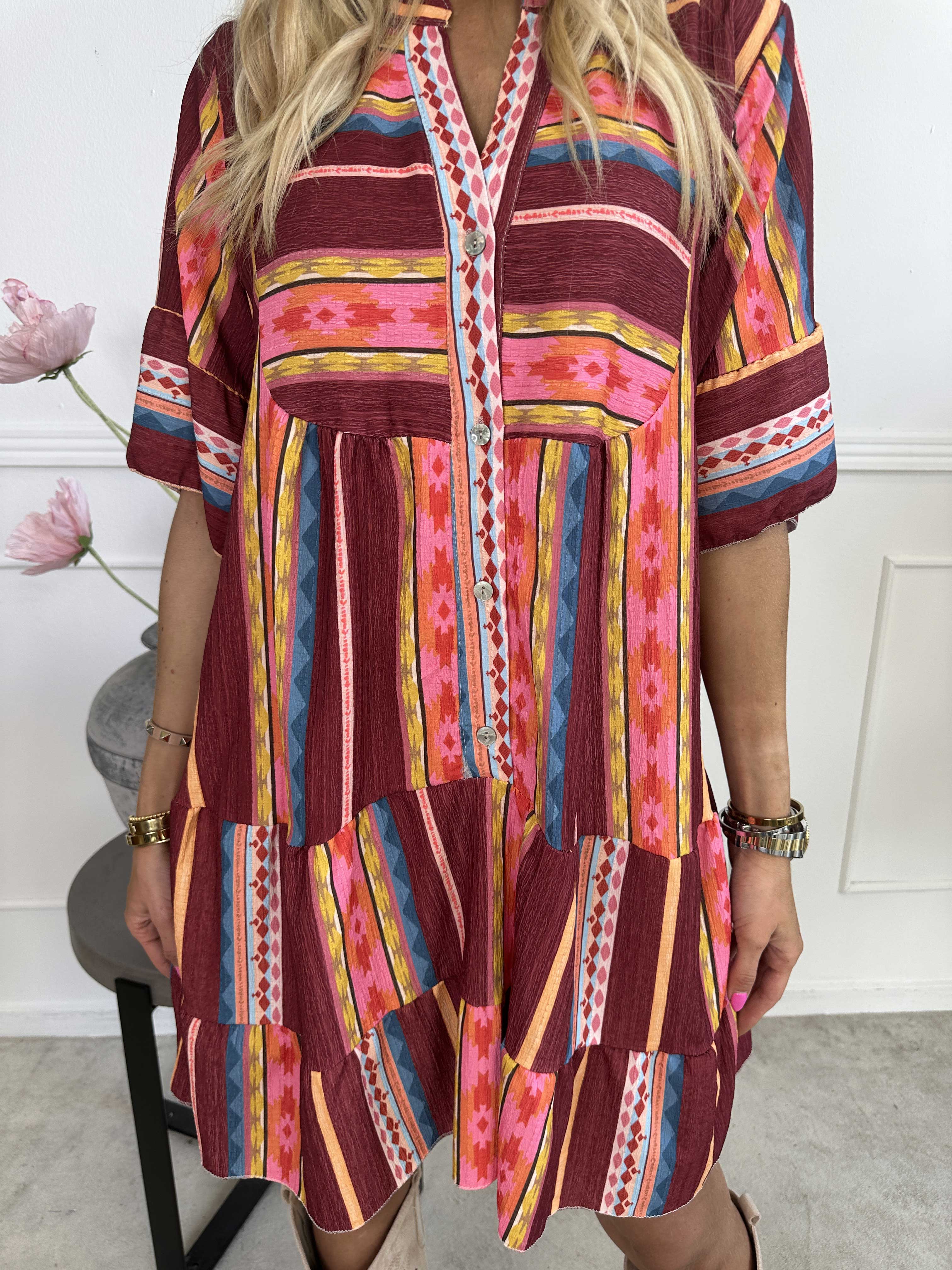 Dizzy - Mönstrad klänning i viskos med knappar vid bysten