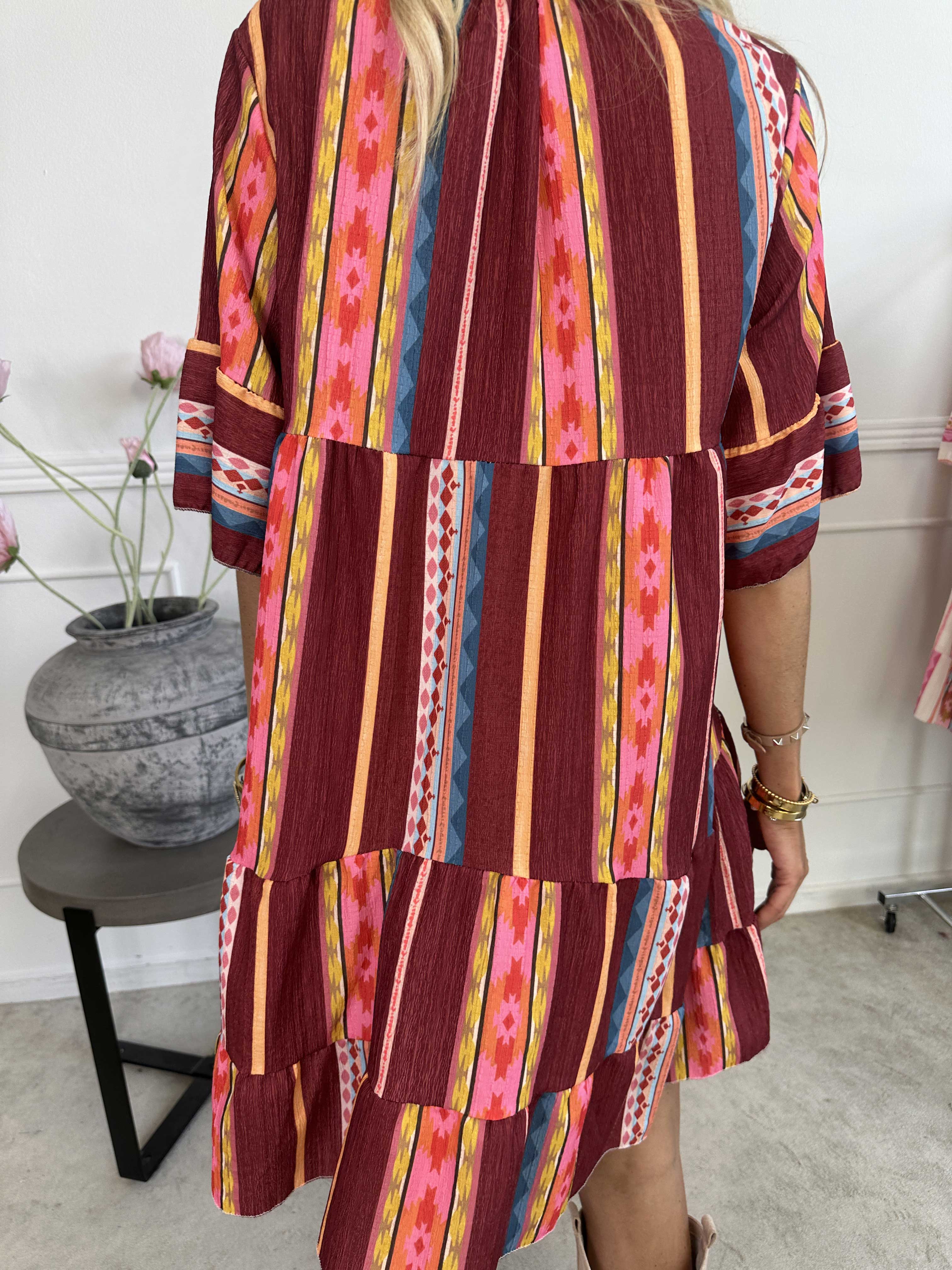 Dizzy - Mönstrad klänning i viskos med knappar vid bysten