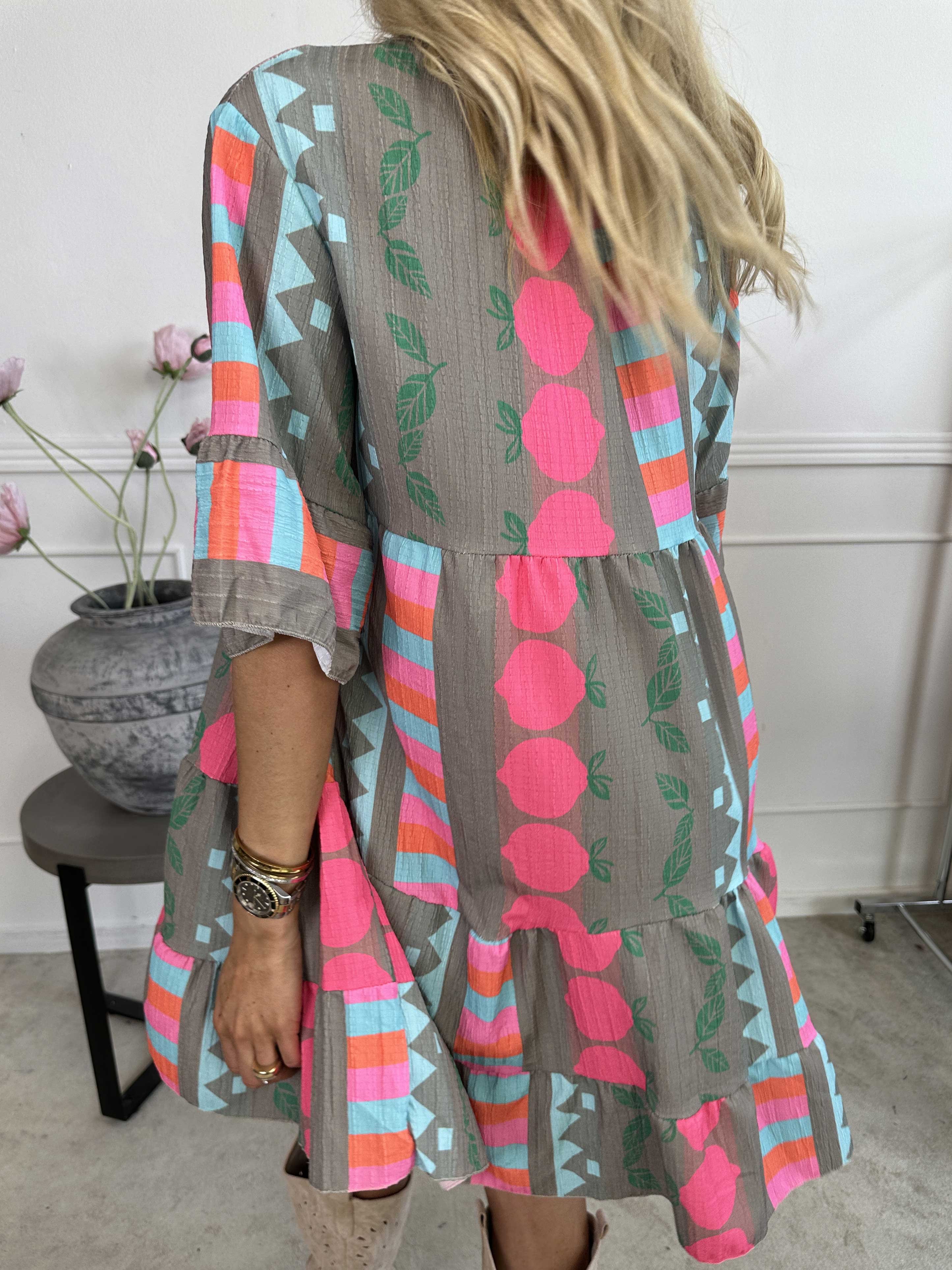 Dizzy - Mönstrad klänning i viskos med knappar vid bysten