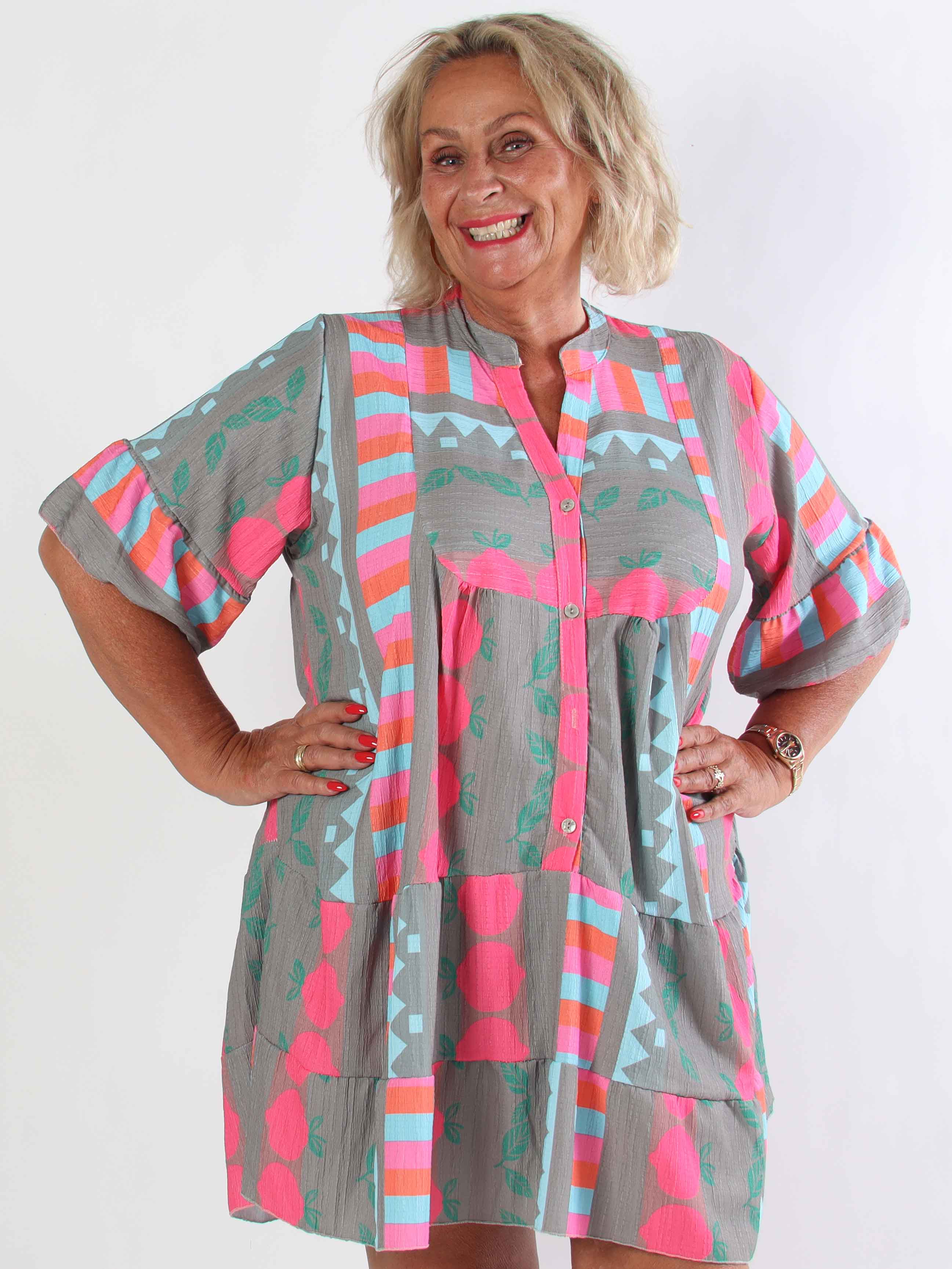 Dizzy - Mönstrad klänning i viskos med knappar vid bysten