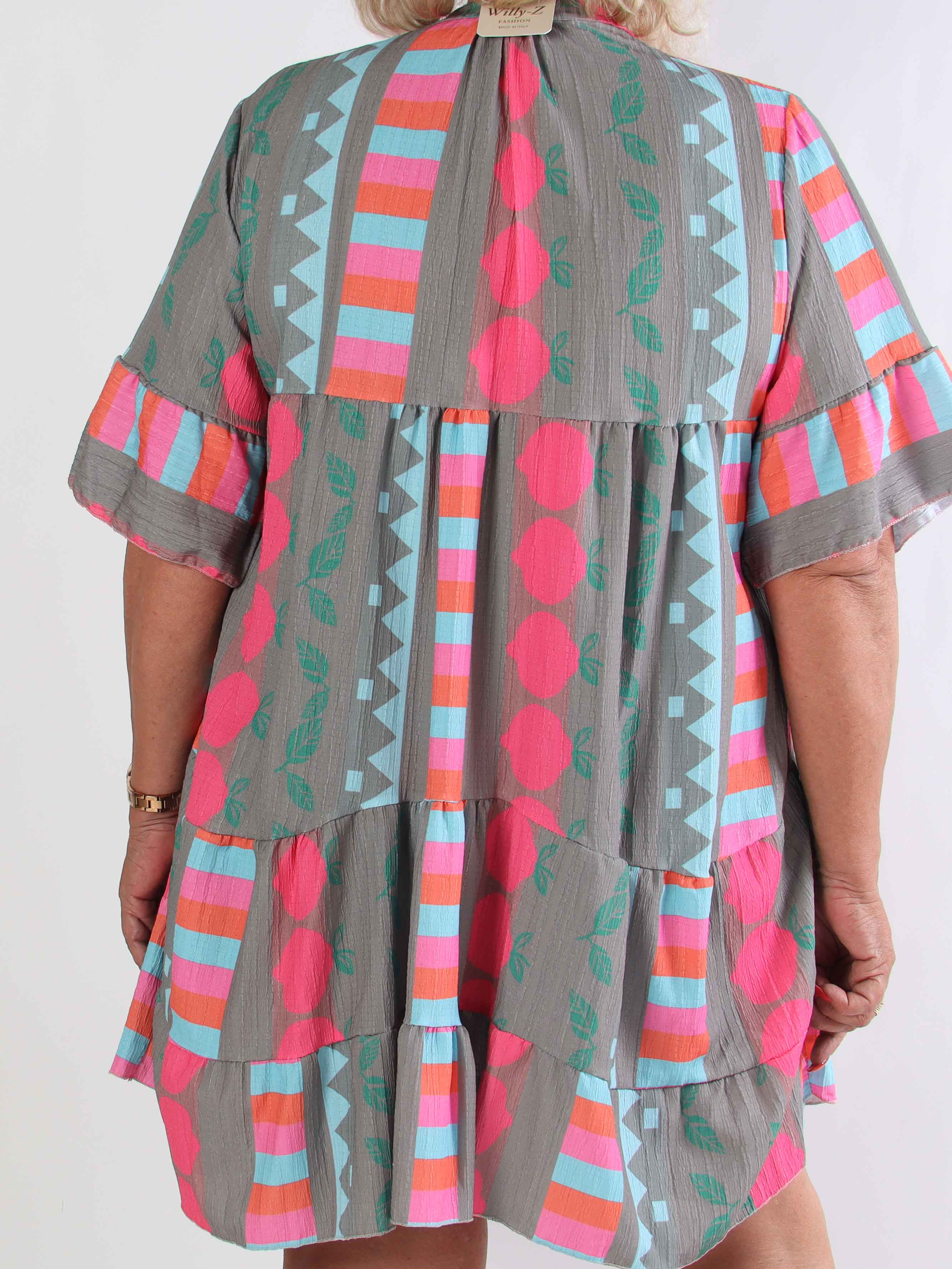 Dizzy - Mönstrad klänning i viskos med knappar vid bysten