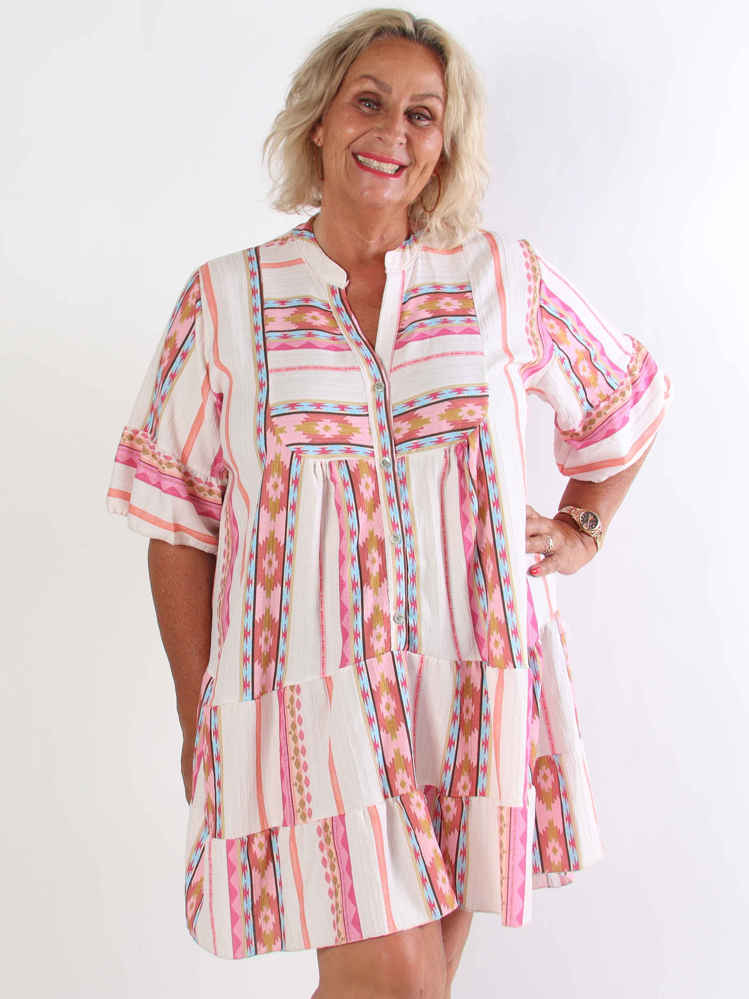 Dizzy - Mönstrad klänning i viskos med knappar vid bysten