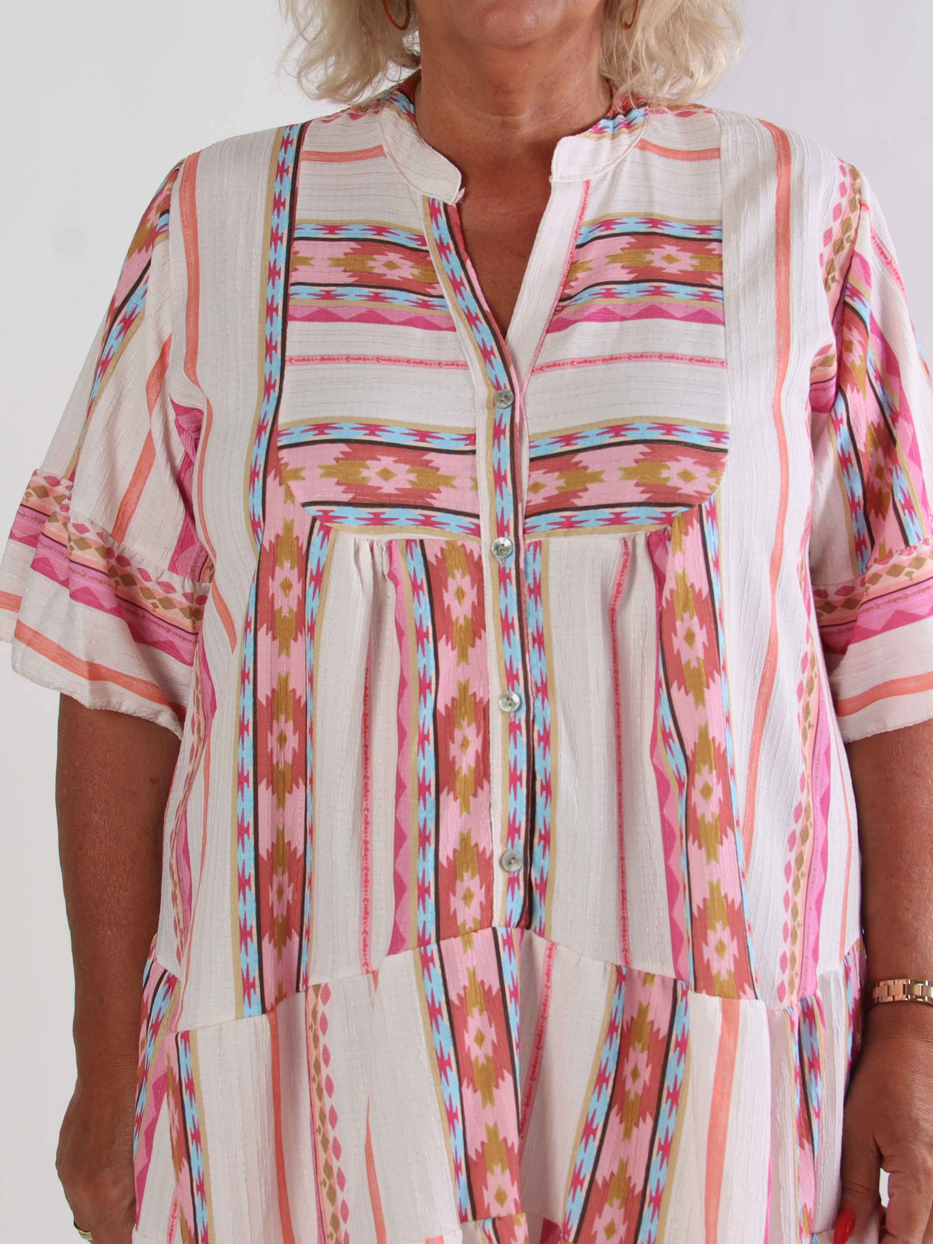 Dizzy - Mönstrad klänning i viskos med knappar vid bysten