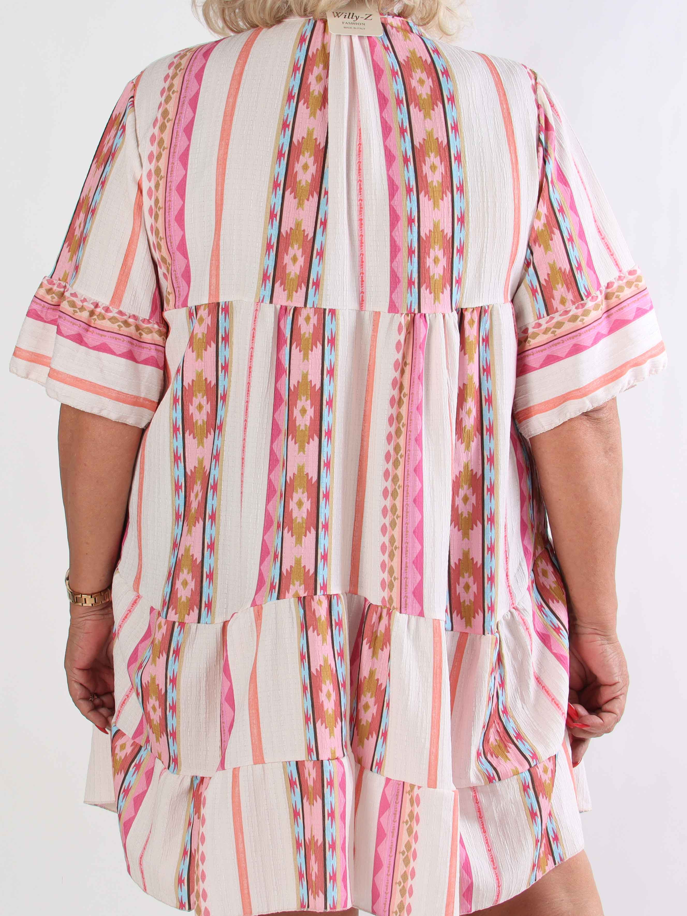 Dizzy - Mönstrad klänning i viskos med knappar vid bysten