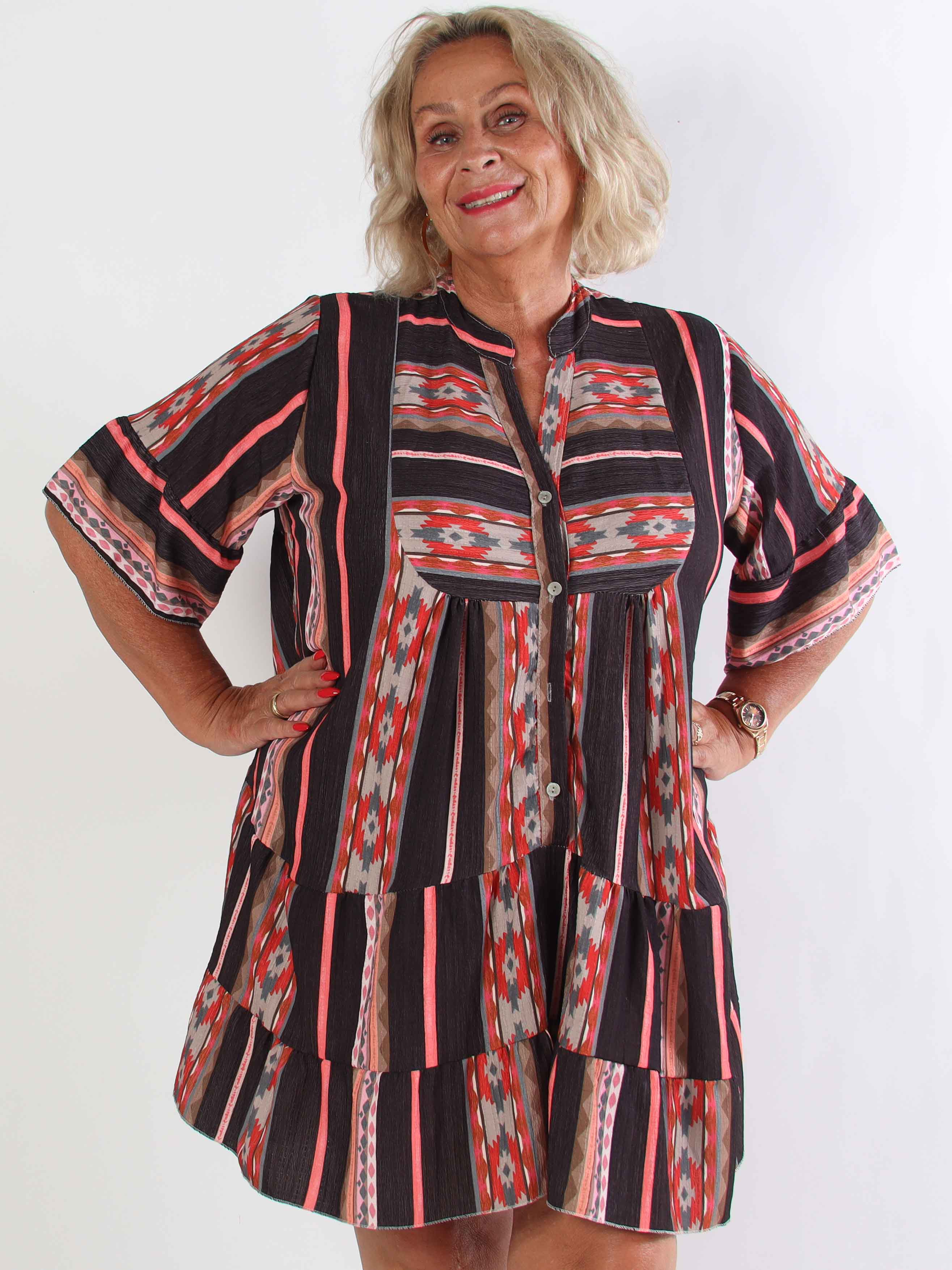 Dizzy - Mönstrad klänning i viskos med knappar vid bysten