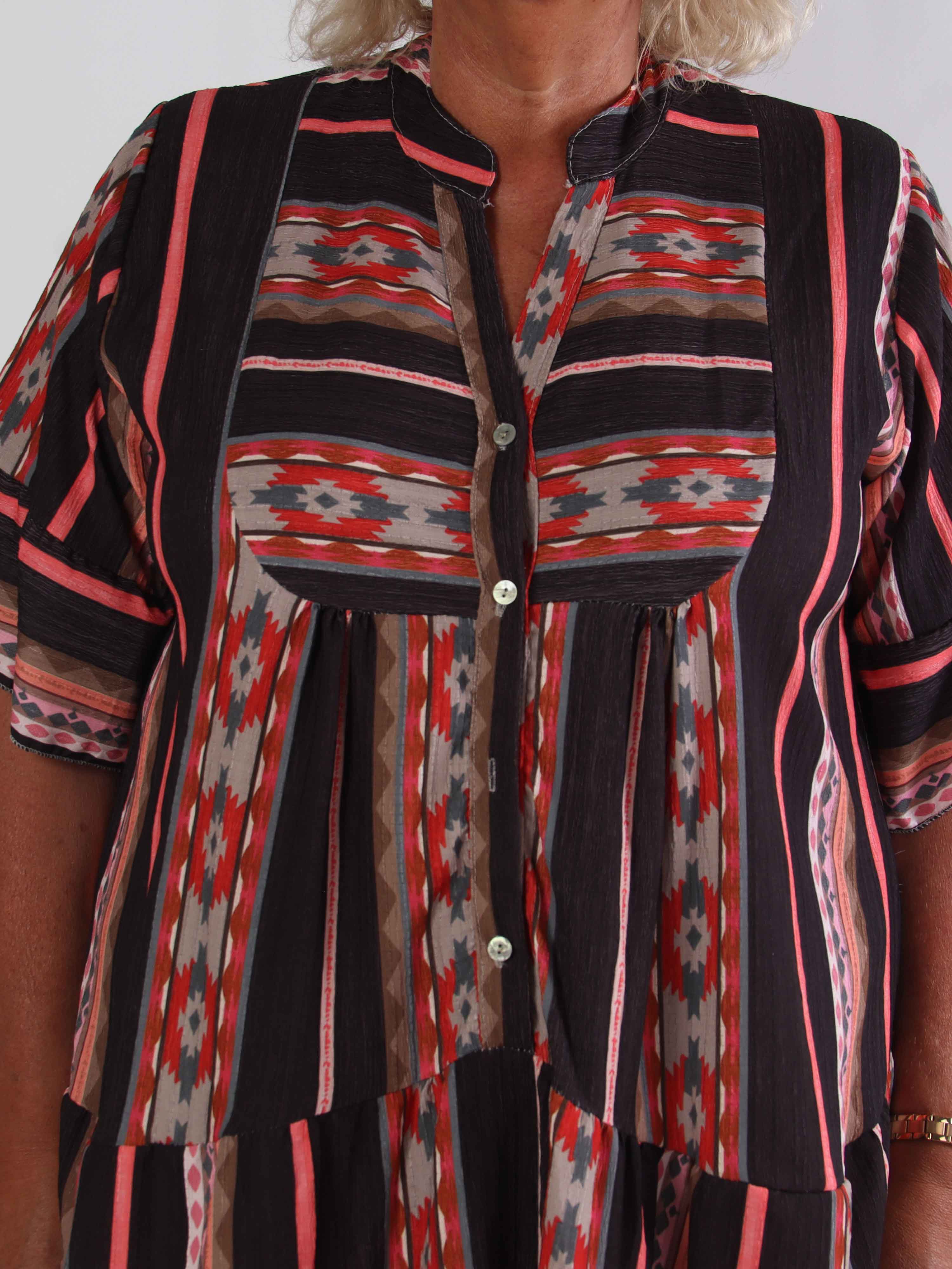 Dizzy - Mönstrad klänning i viskos med knappar vid bysten