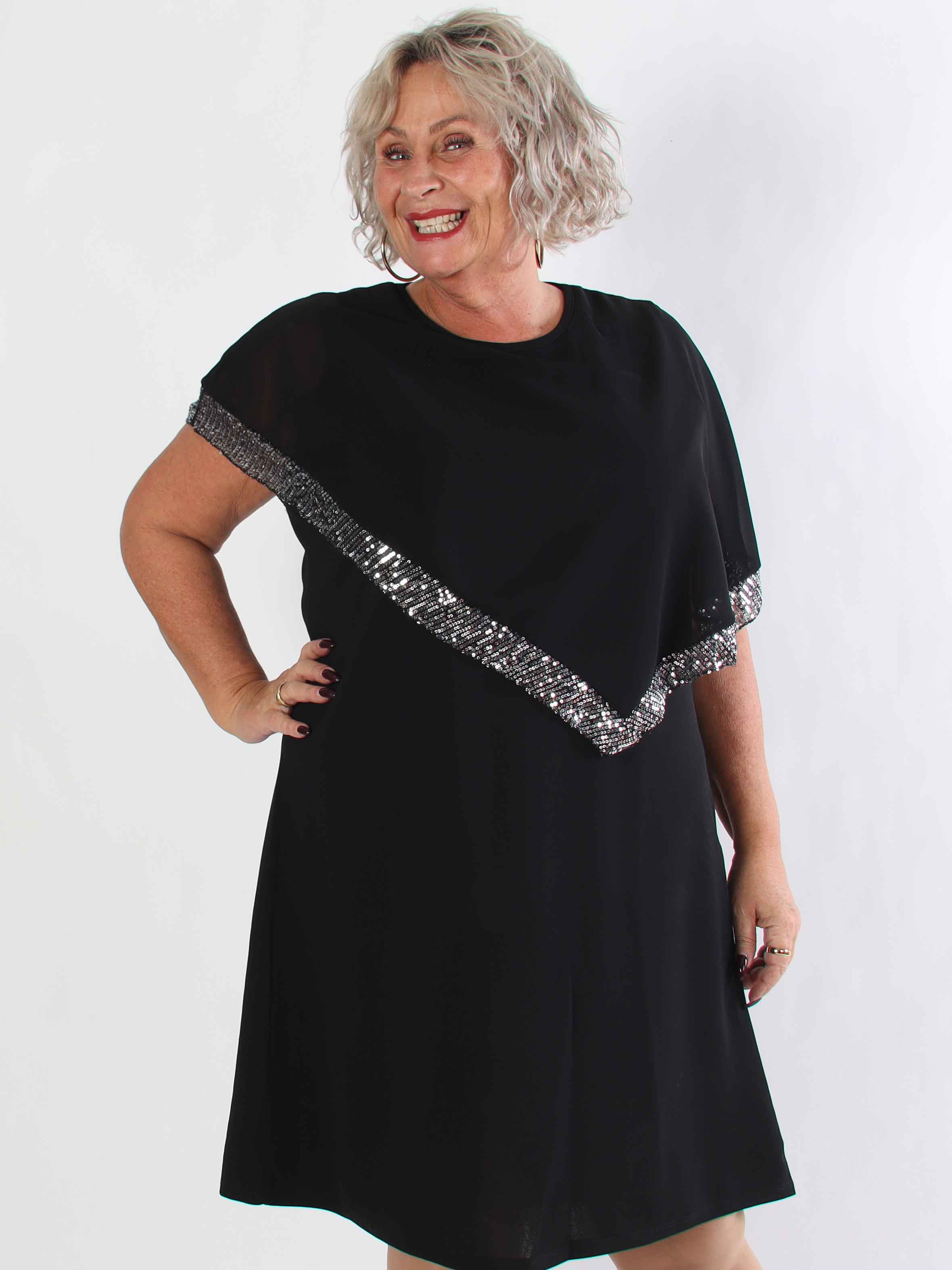 Dorta - Sort plus size kjole med pailletdetaljer