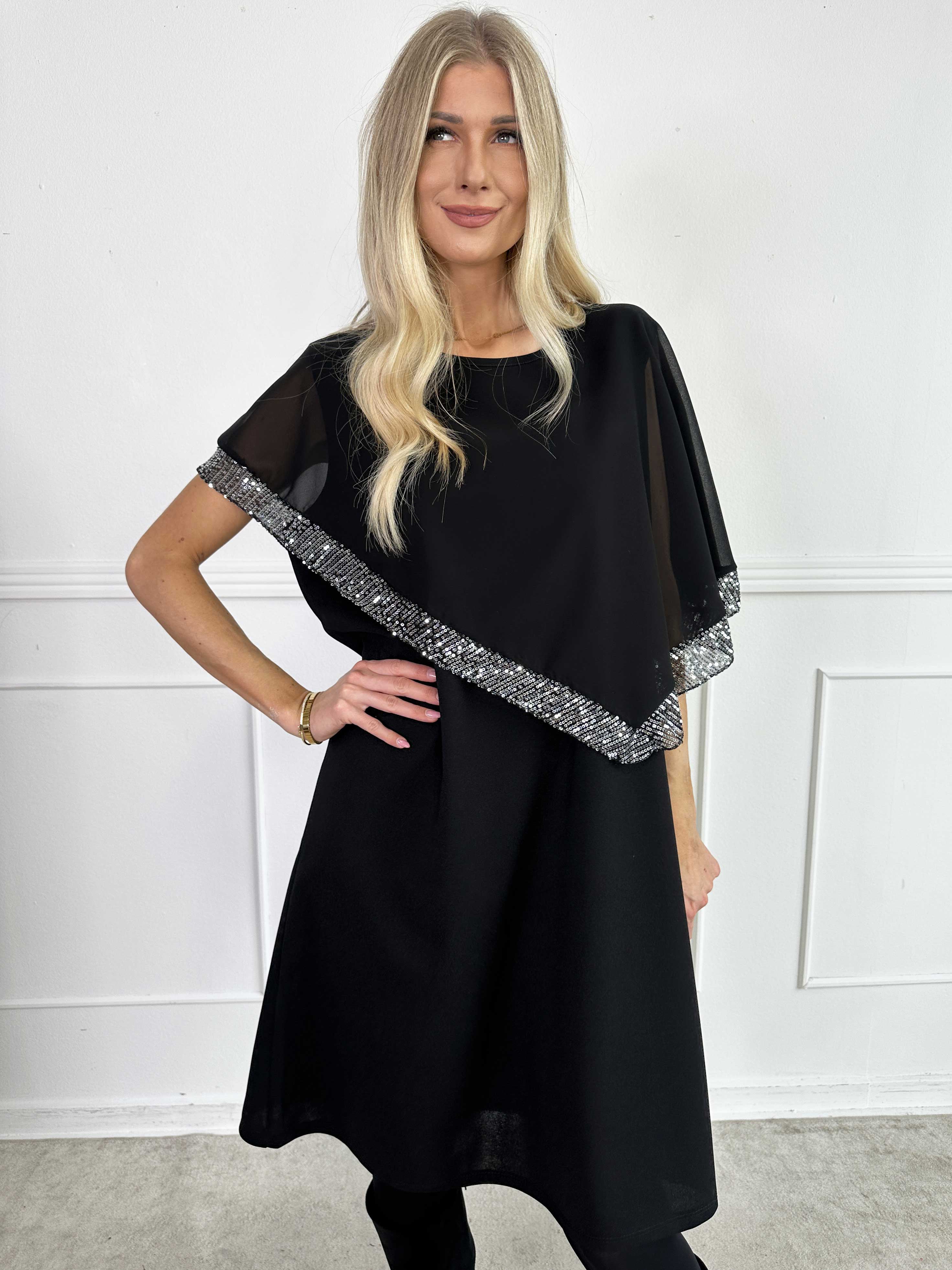 Dorta - Klassisk sort kjole med pailletdetaljer