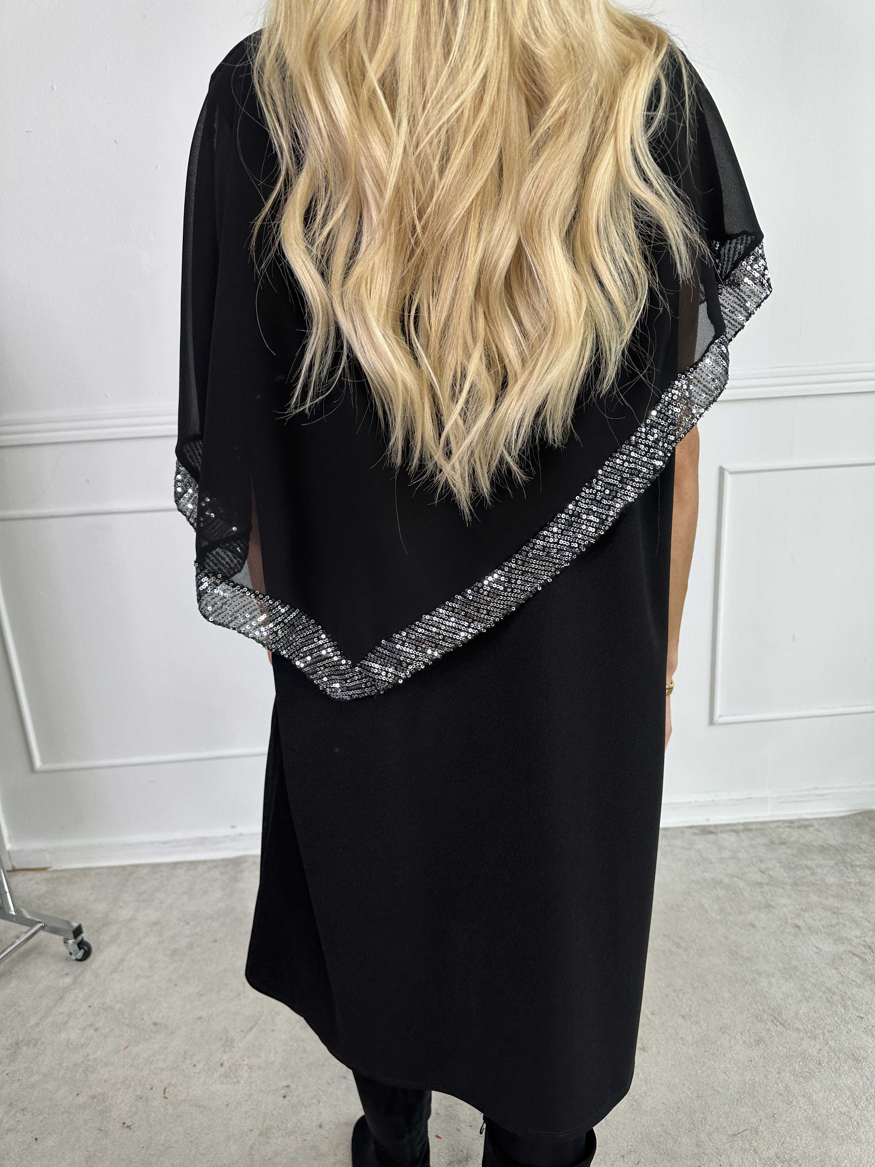 Dorta - Klassisk sort kjole med pailletdetaljer