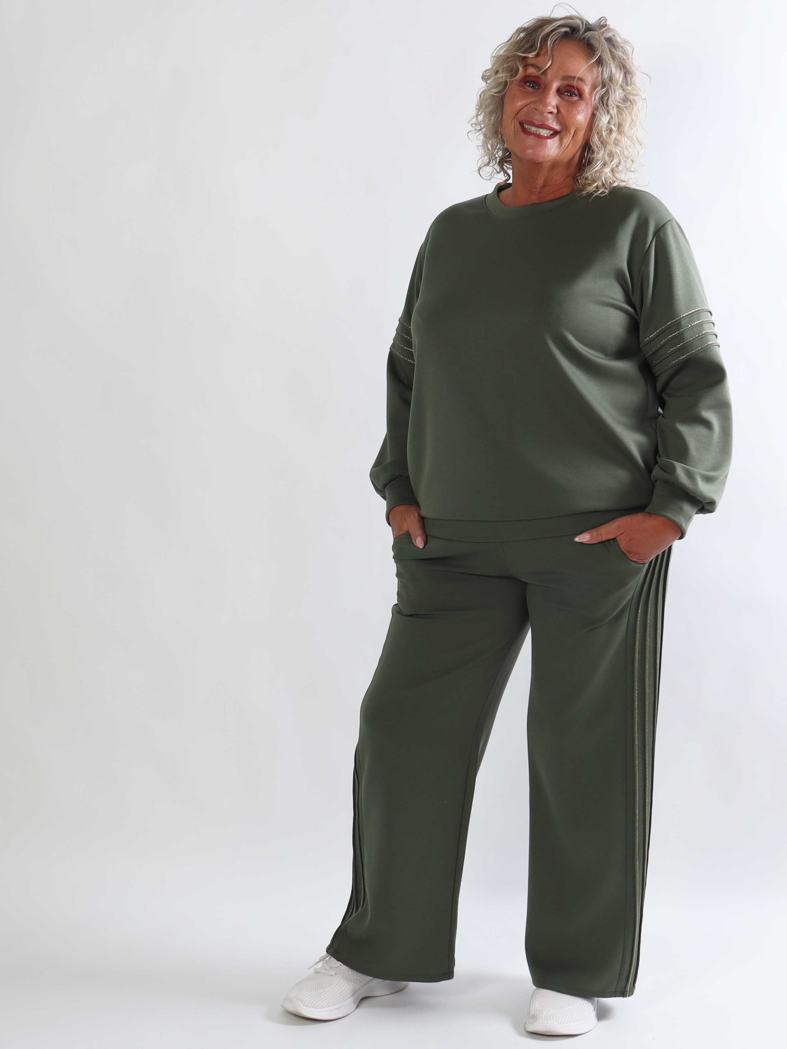 Dream – Mjukt plus size träningsoverallset i viskos med eleganta gulddetaljer