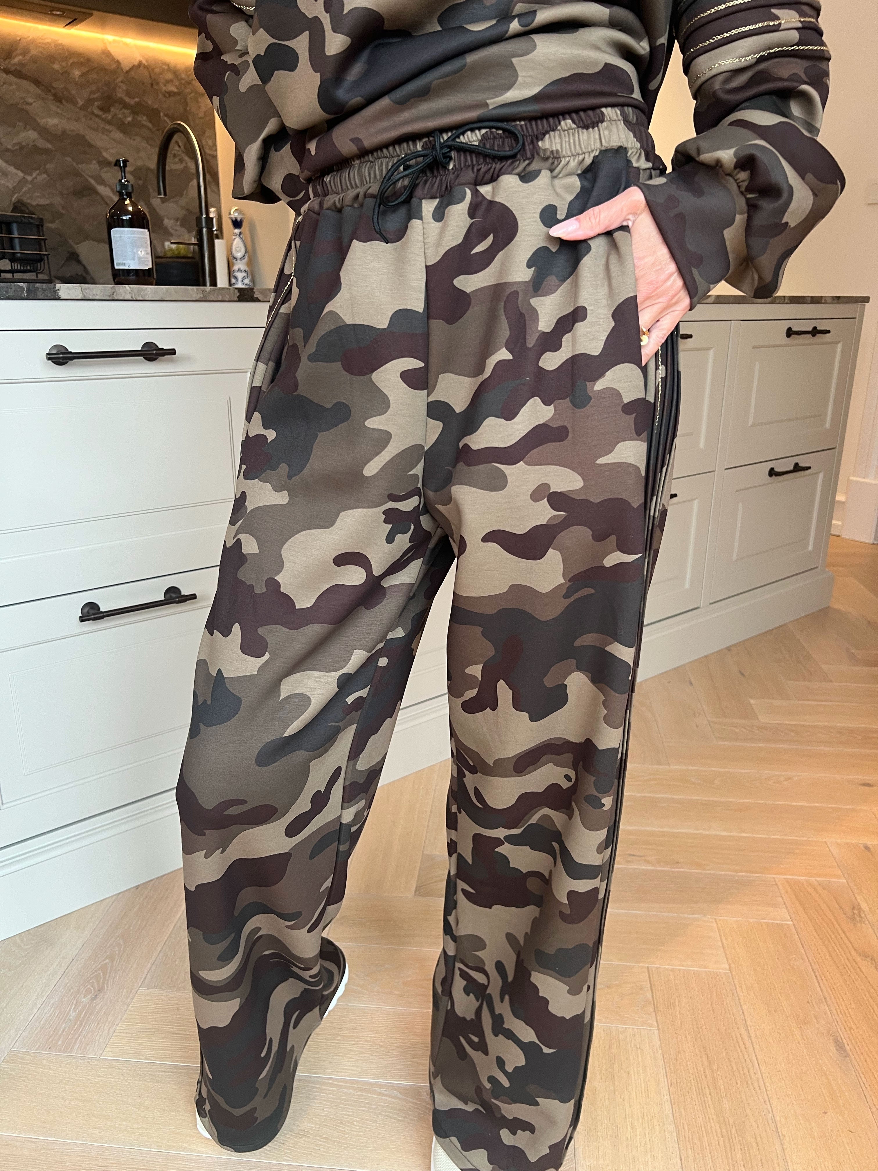 Dream Print – Joggingställ i viskos med ett utmärkande mönster och eleganta gulddetaljer