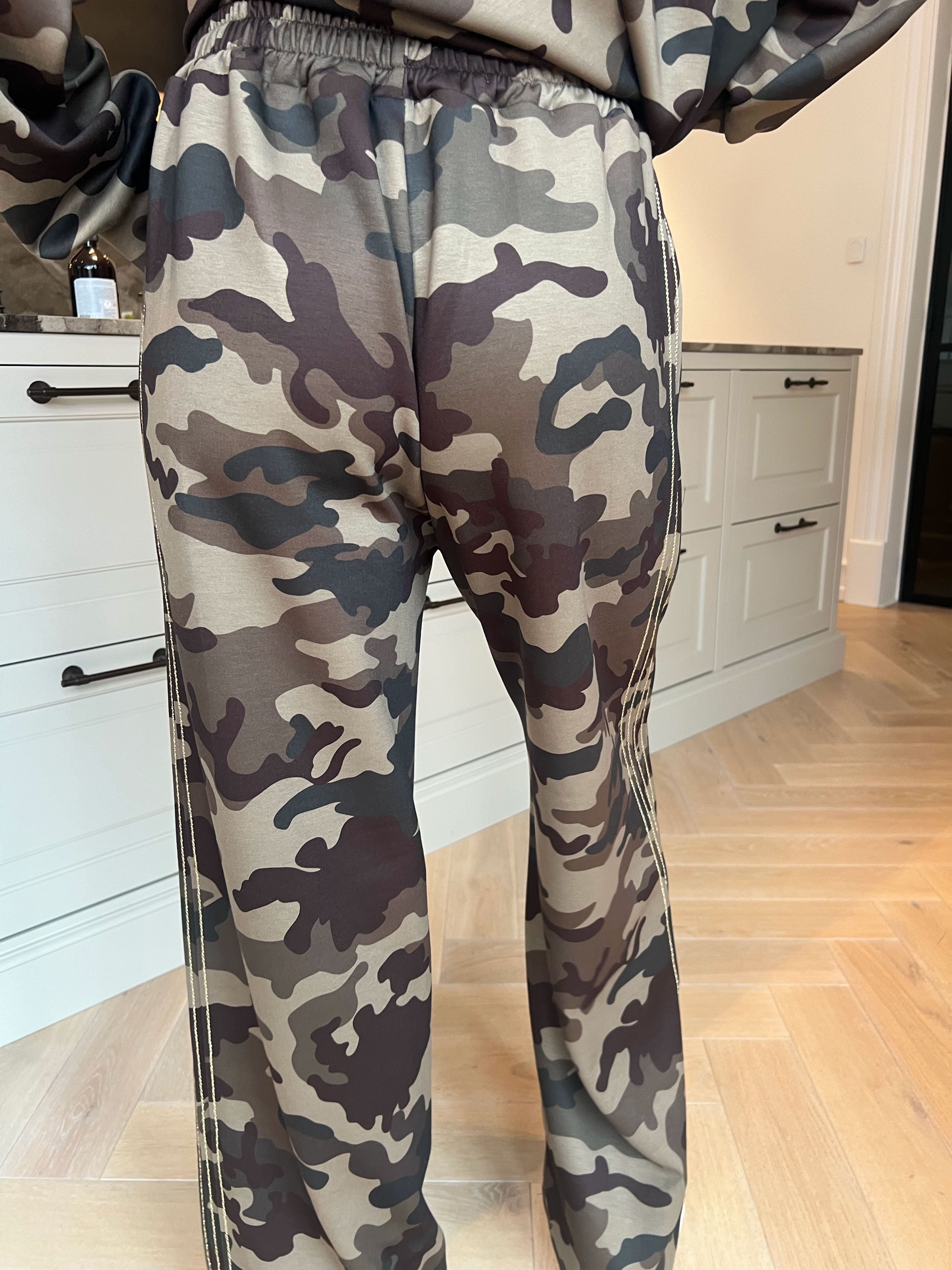 Dream Print – Joggingställ i viskos med ett utmärkande mönster och eleganta gulddetaljer