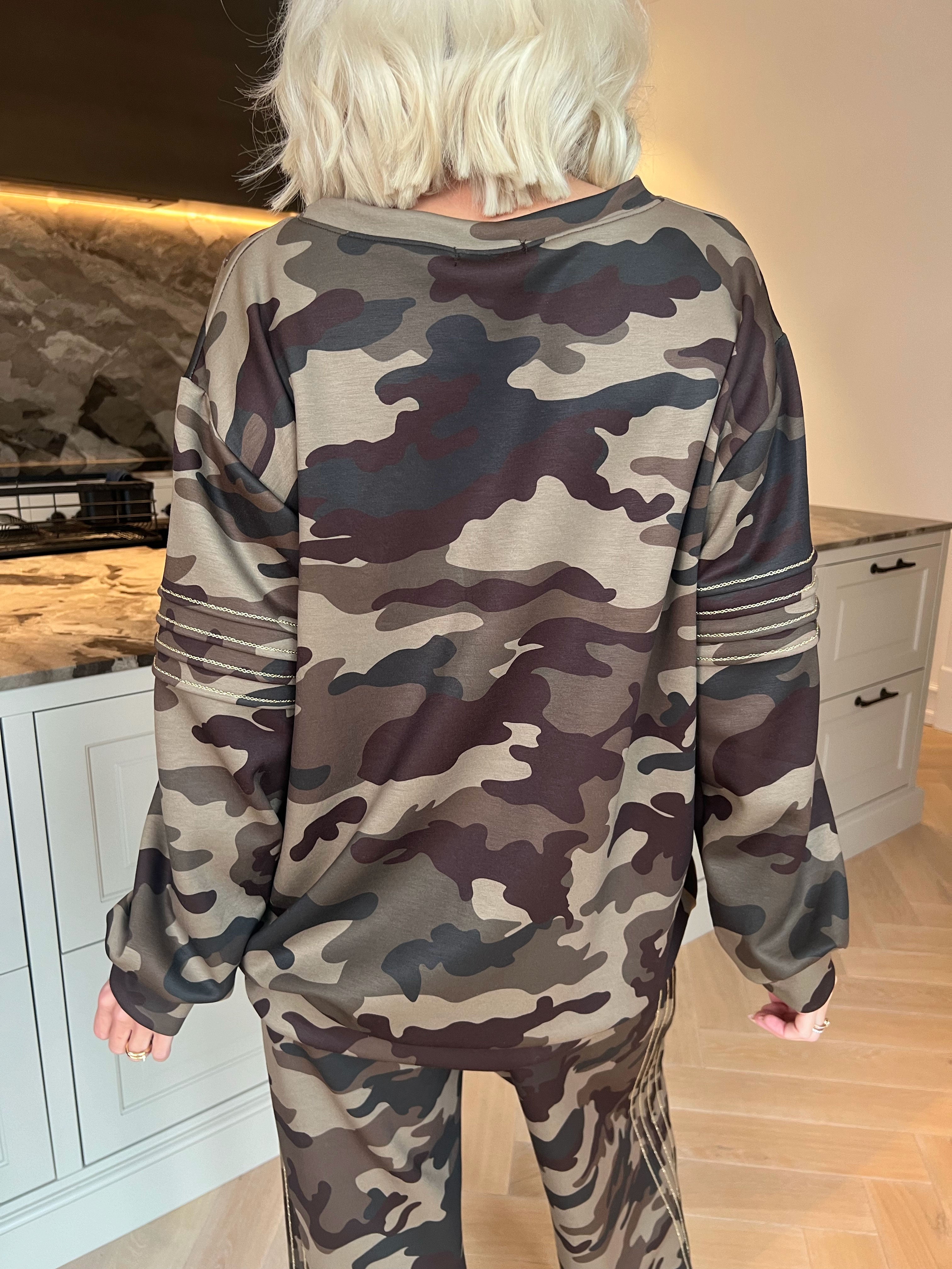 Dream Print – Joggingställ i viskos med ett utmärkande mönster och eleganta gulddetaljer