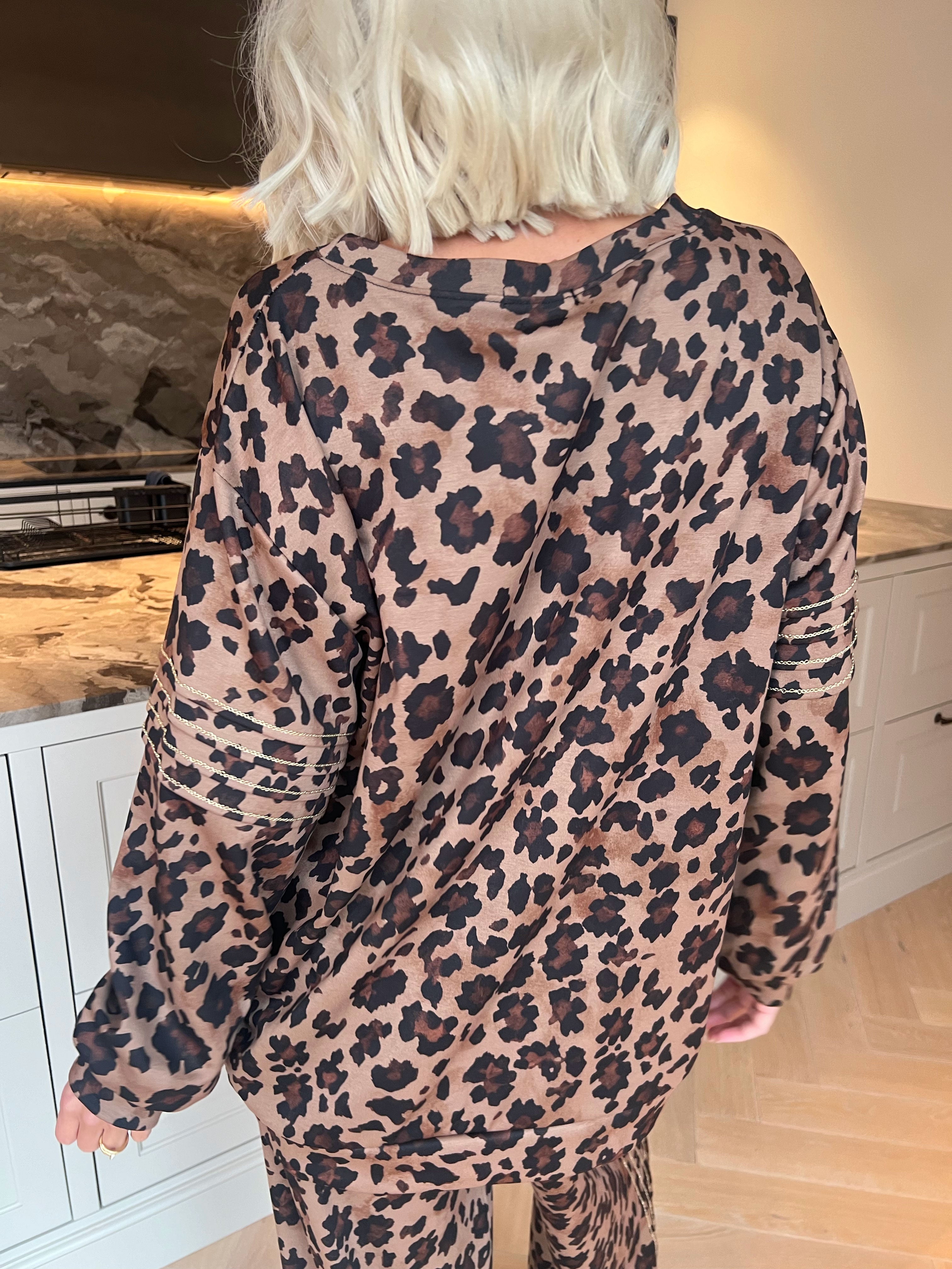Dream Print – Joggingställ i viskos med ett utmärkande mönster och eleganta gulddetaljer