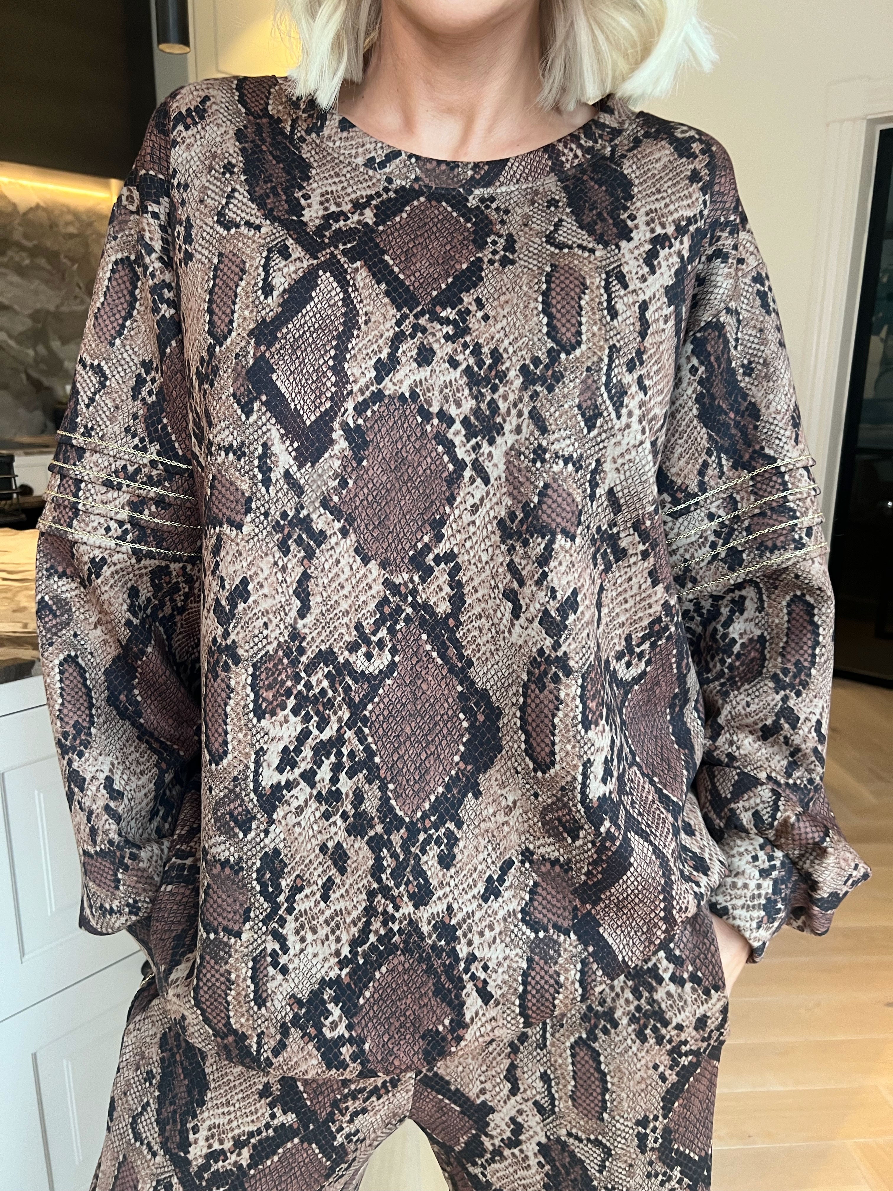 Dream Print – Joggingställ i viskos med ett utmärkande mönster och eleganta gulddetaljer