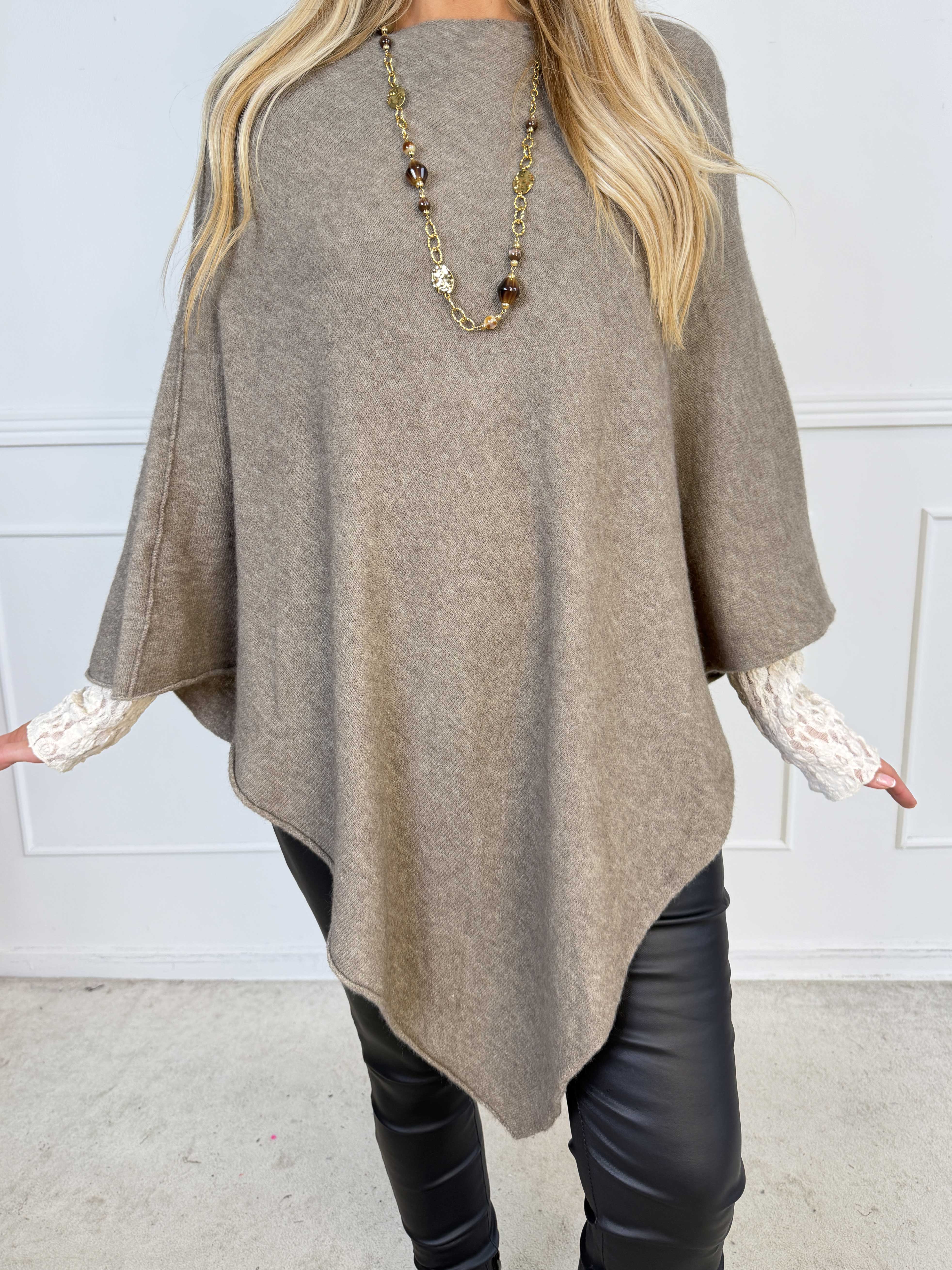 Duff - Söt och elegant poncho i en enkel, enfärgad design och snygg trekantsform