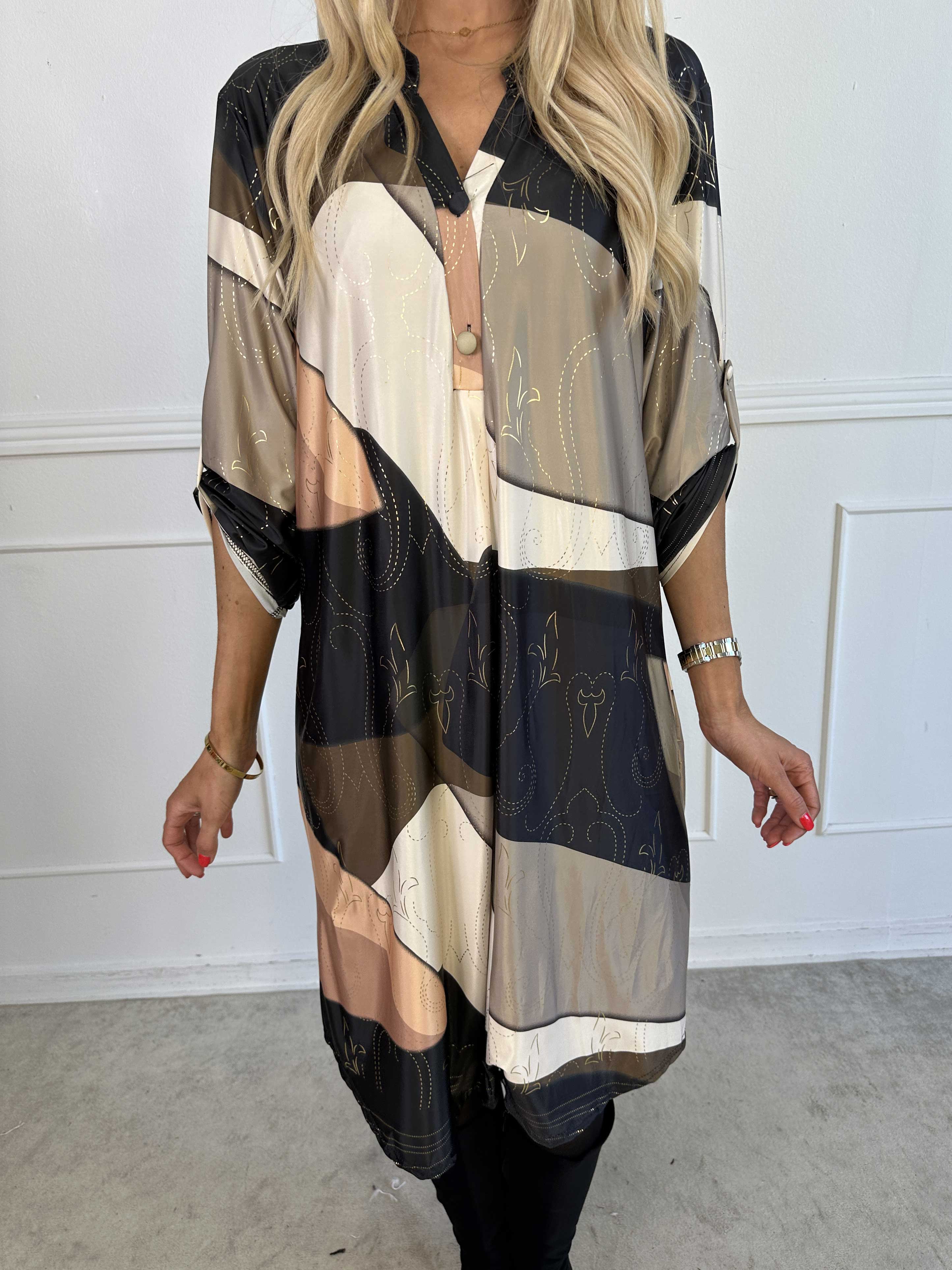 Ebba Abstract Long - Flerfärgad elastisk klänning med fint guldmönster