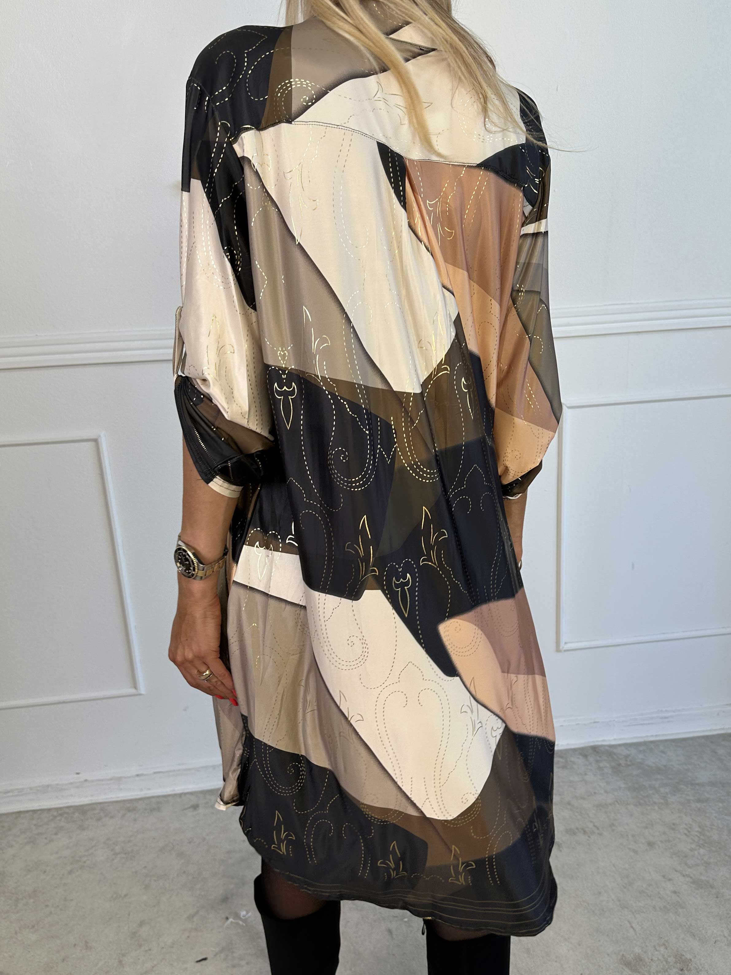 Ebba Abstract Long - Flerfärgad elastisk klänning med fint guldmönster