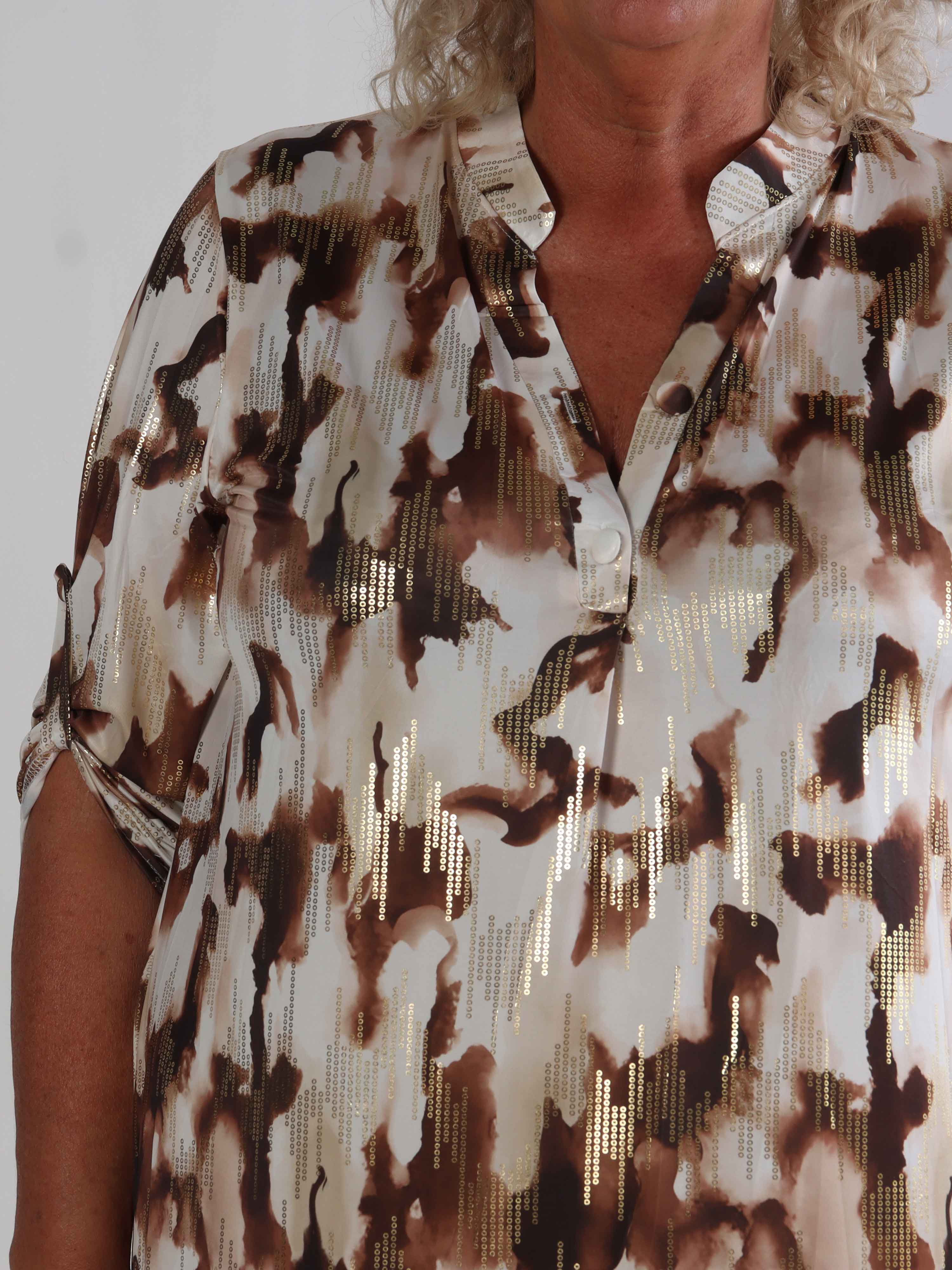 Ebba Batik Long - Elastisk flerfärgad plus size klänning med gulddetaljer