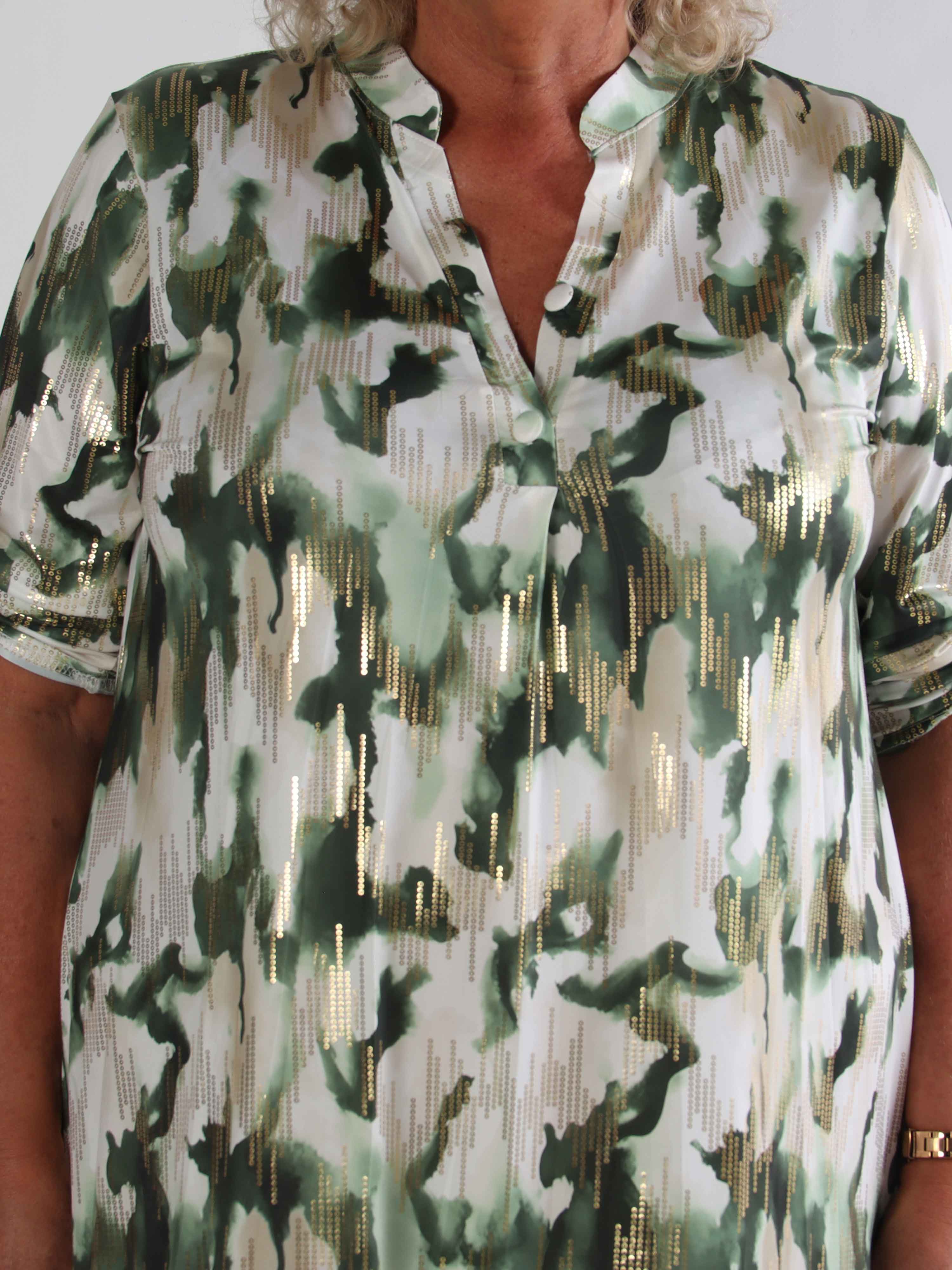 Ebba Batik Long - Elastisk flerfärgad plus size klänning med gulddetaljer