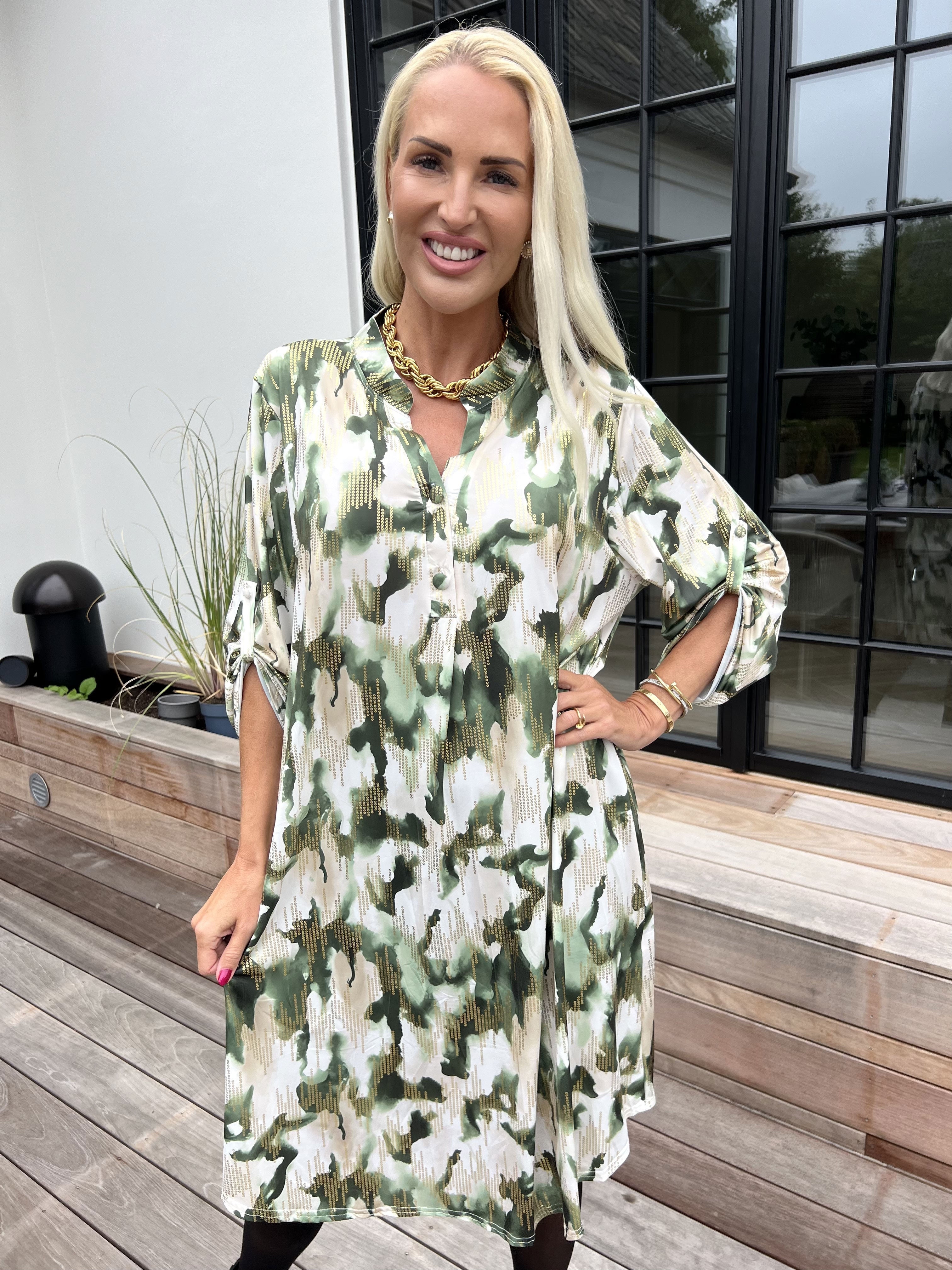 Ebba Batik Long - Elastisk flerfärgad klänning med gulddetaljer