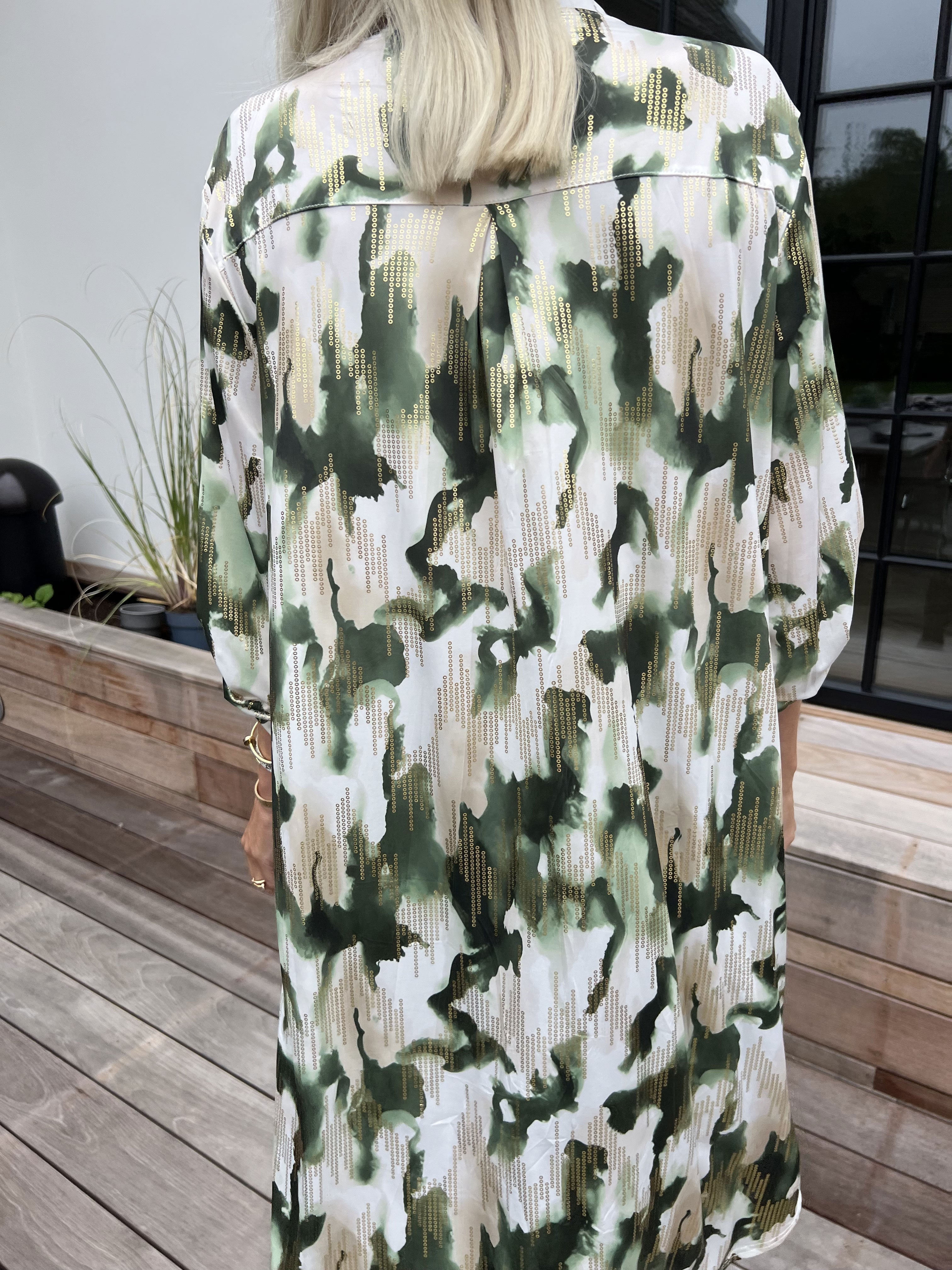 Ebba Batik Long - Elastisk flerfärgad klänning med gulddetaljer