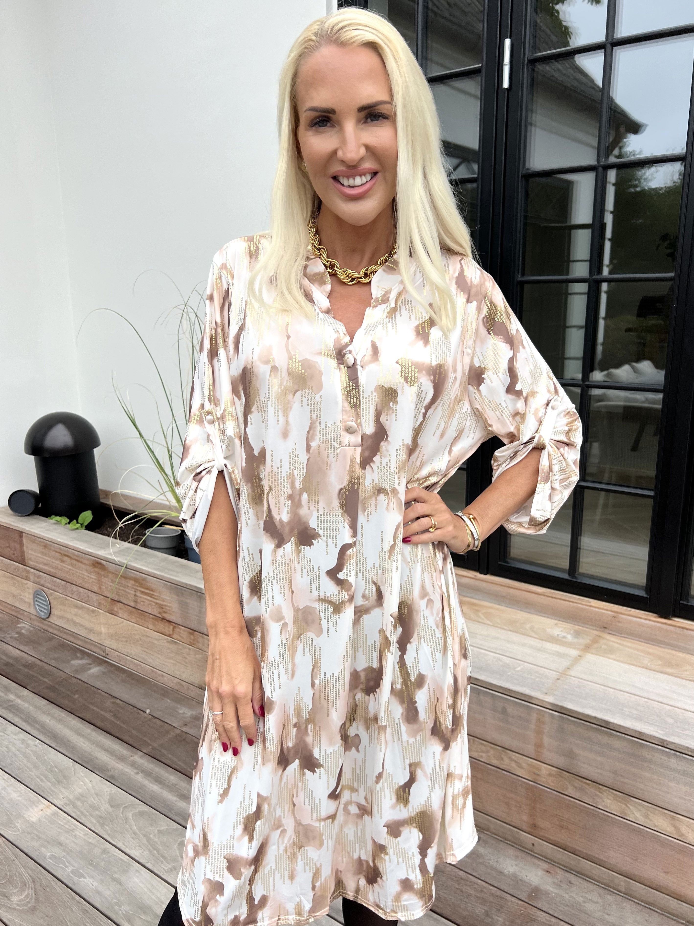 Ebba Batik Long - Elastisk flerfärgad klänning med gulddetaljer