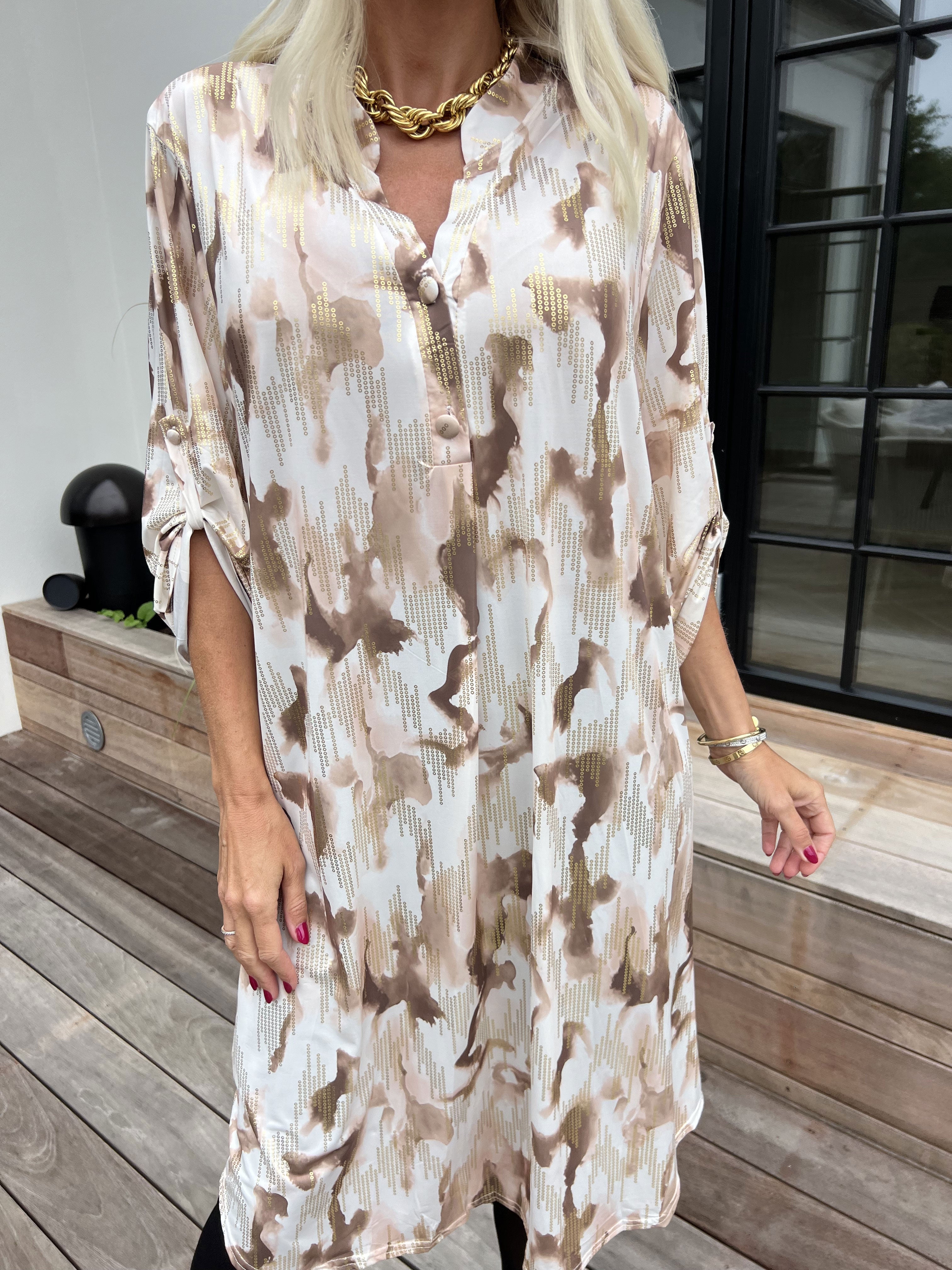 Ebba Batik Long - Elastisk flerfärgad klänning med gulddetaljer