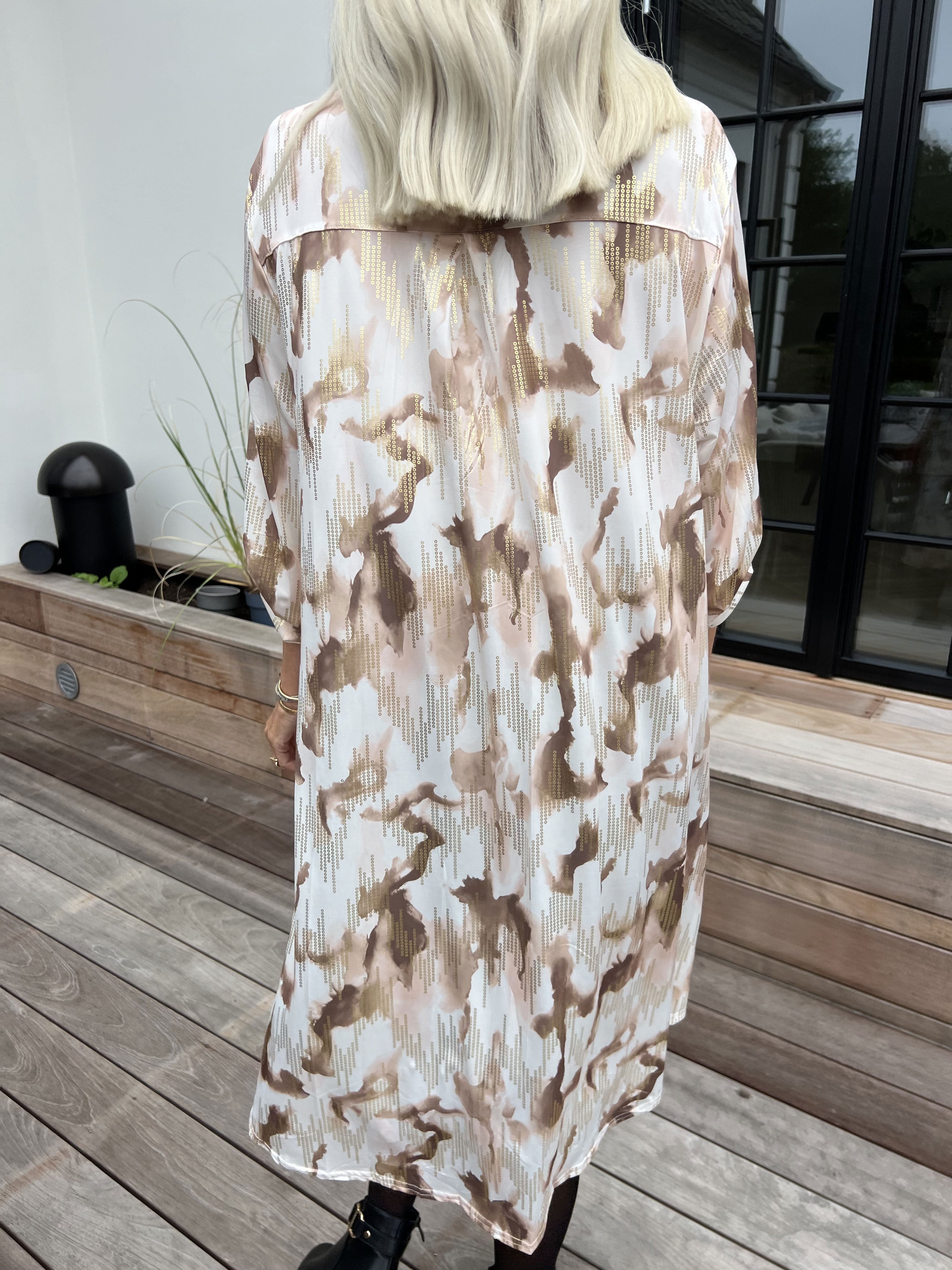 Ebba Batik Long - Elastisk flerfärgad klänning med gulddetaljer