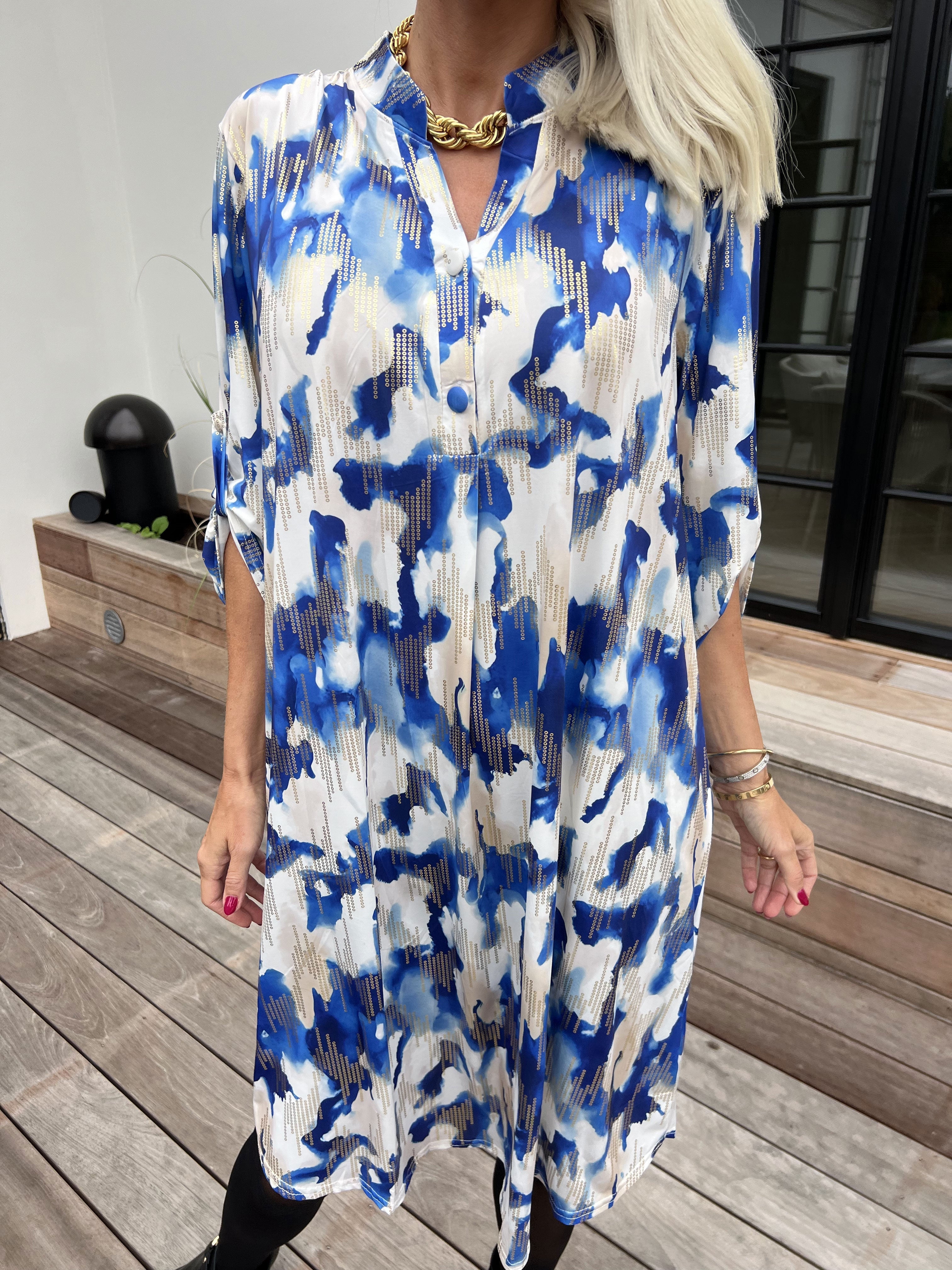 Ebba Batik Long - Elastisk flerfärgad klänning med gulddetaljer