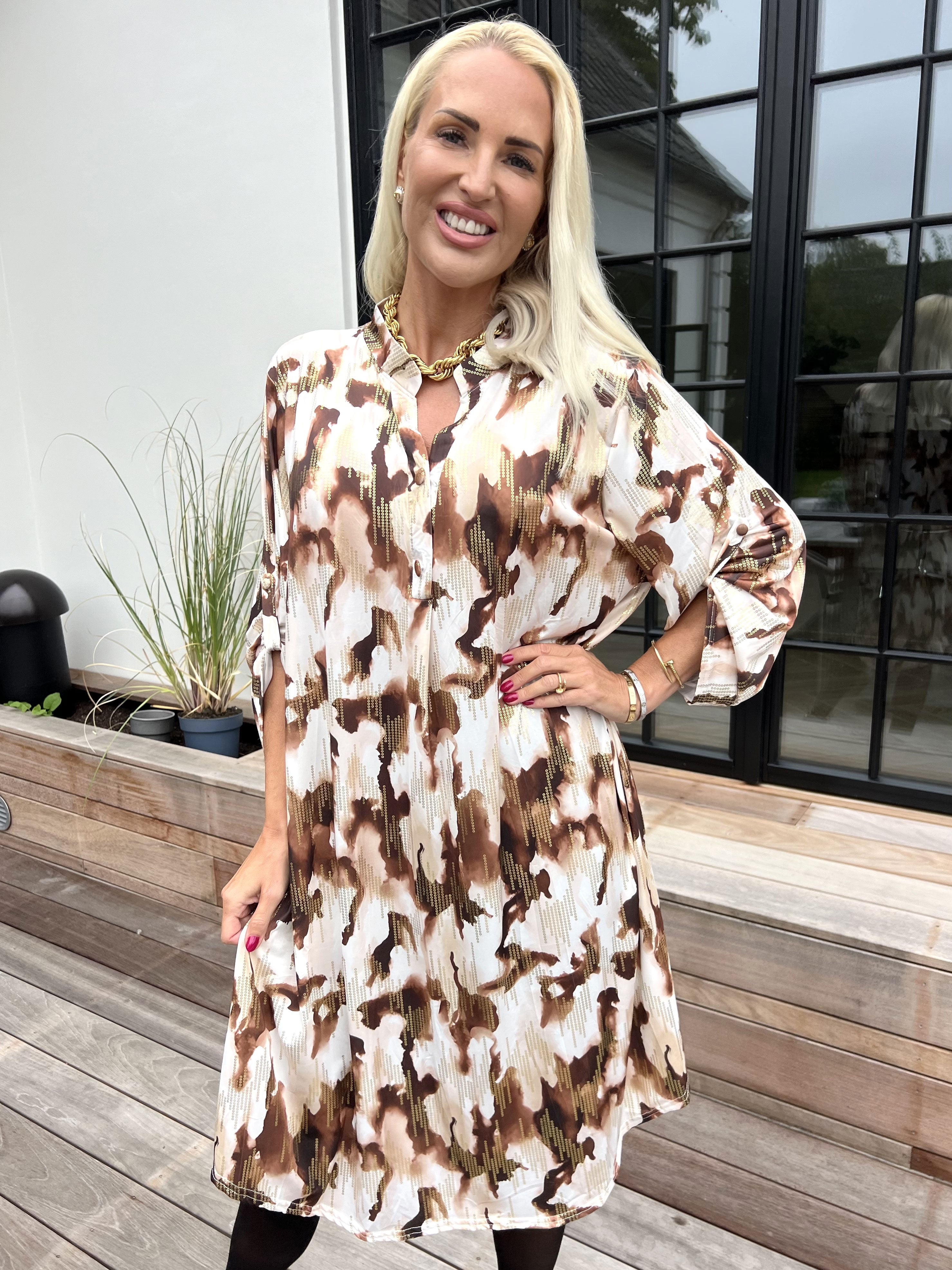 Ebba Batik Long - Elastisk flerfärgad klänning med gulddetaljer