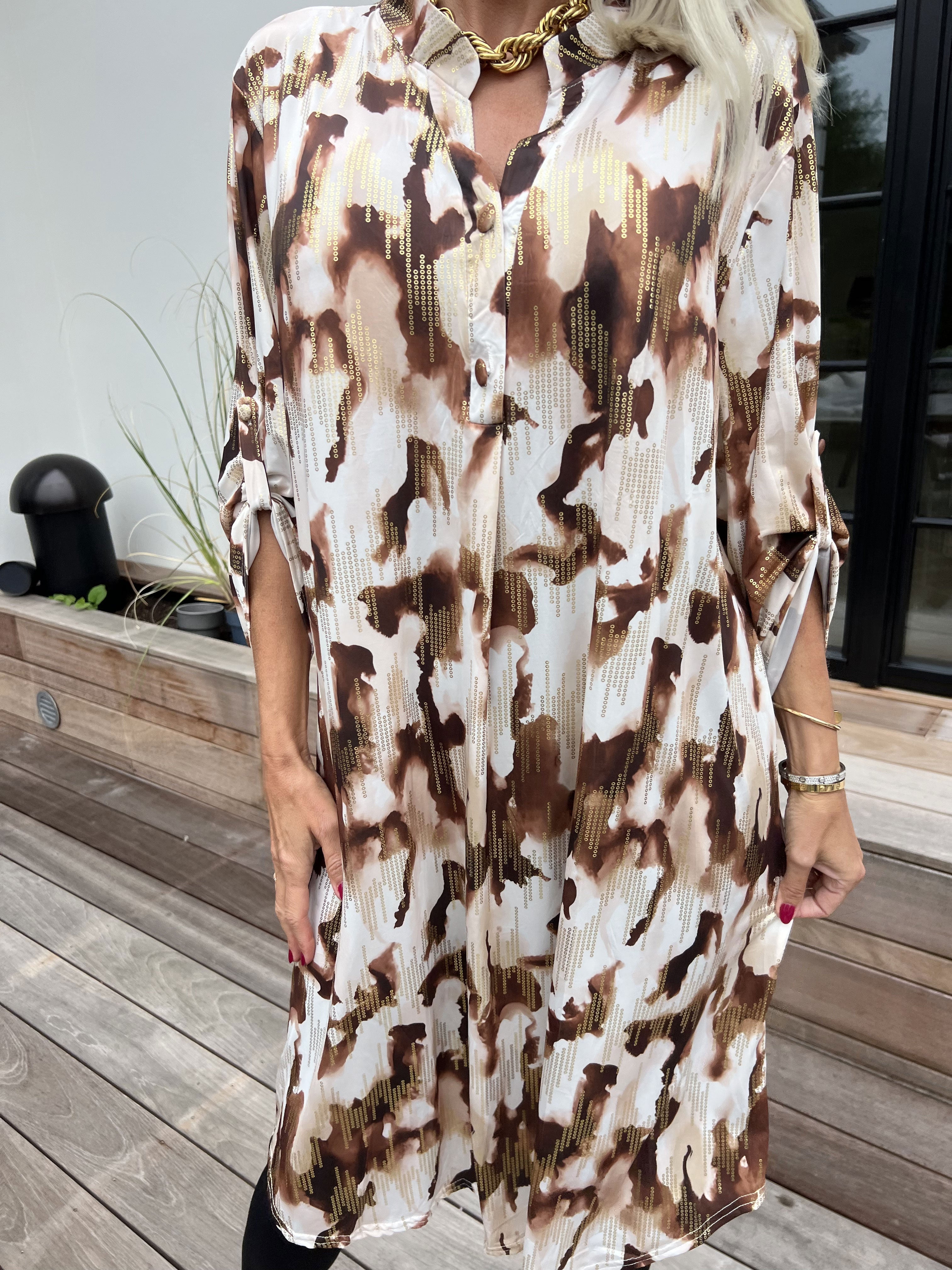 Ebba Batik Long - Elastisk flerfärgad klänning med gulddetaljer