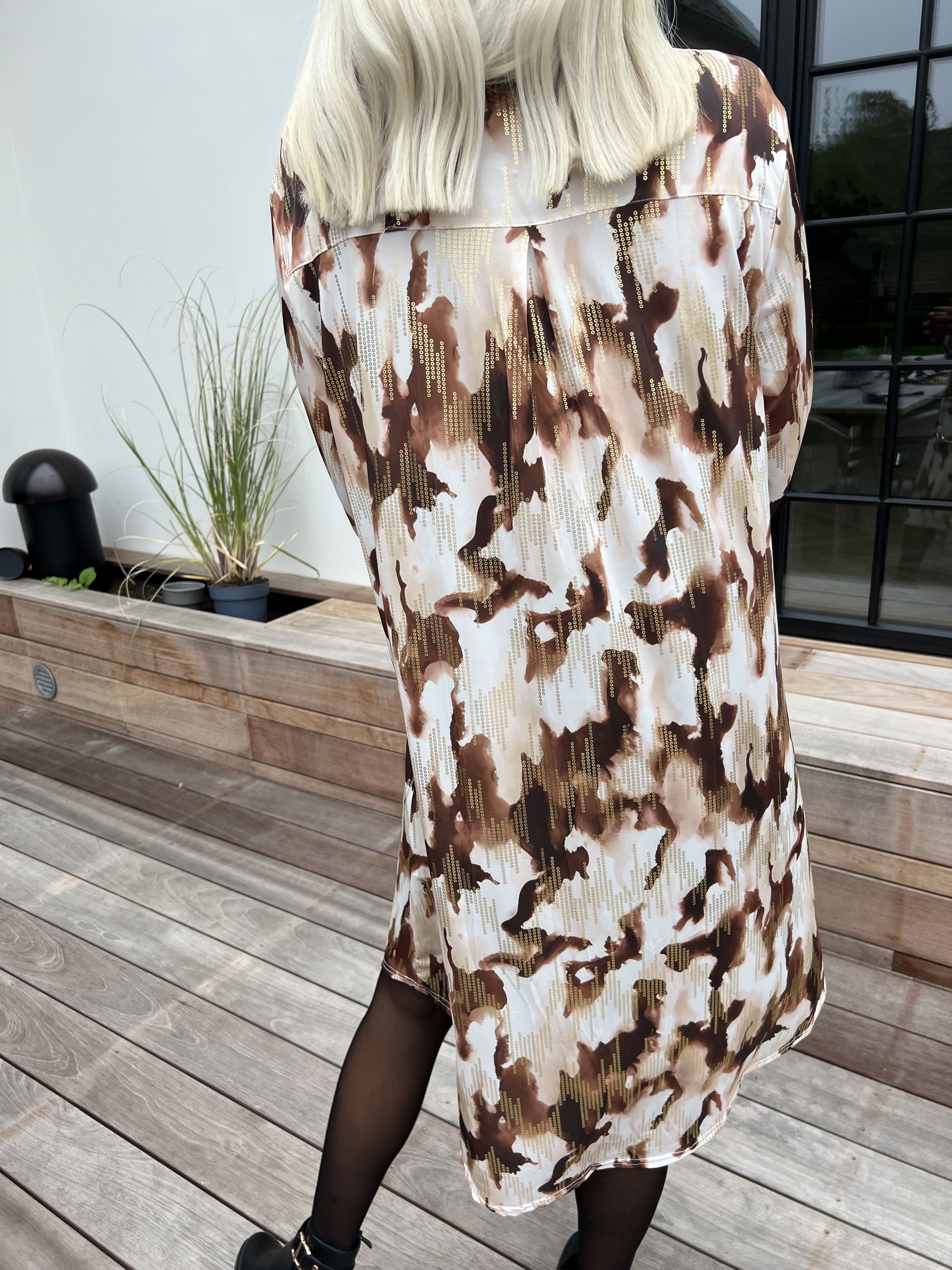 Ebba Batik Long - Elastisk flerfärgad klänning med gulddetaljer