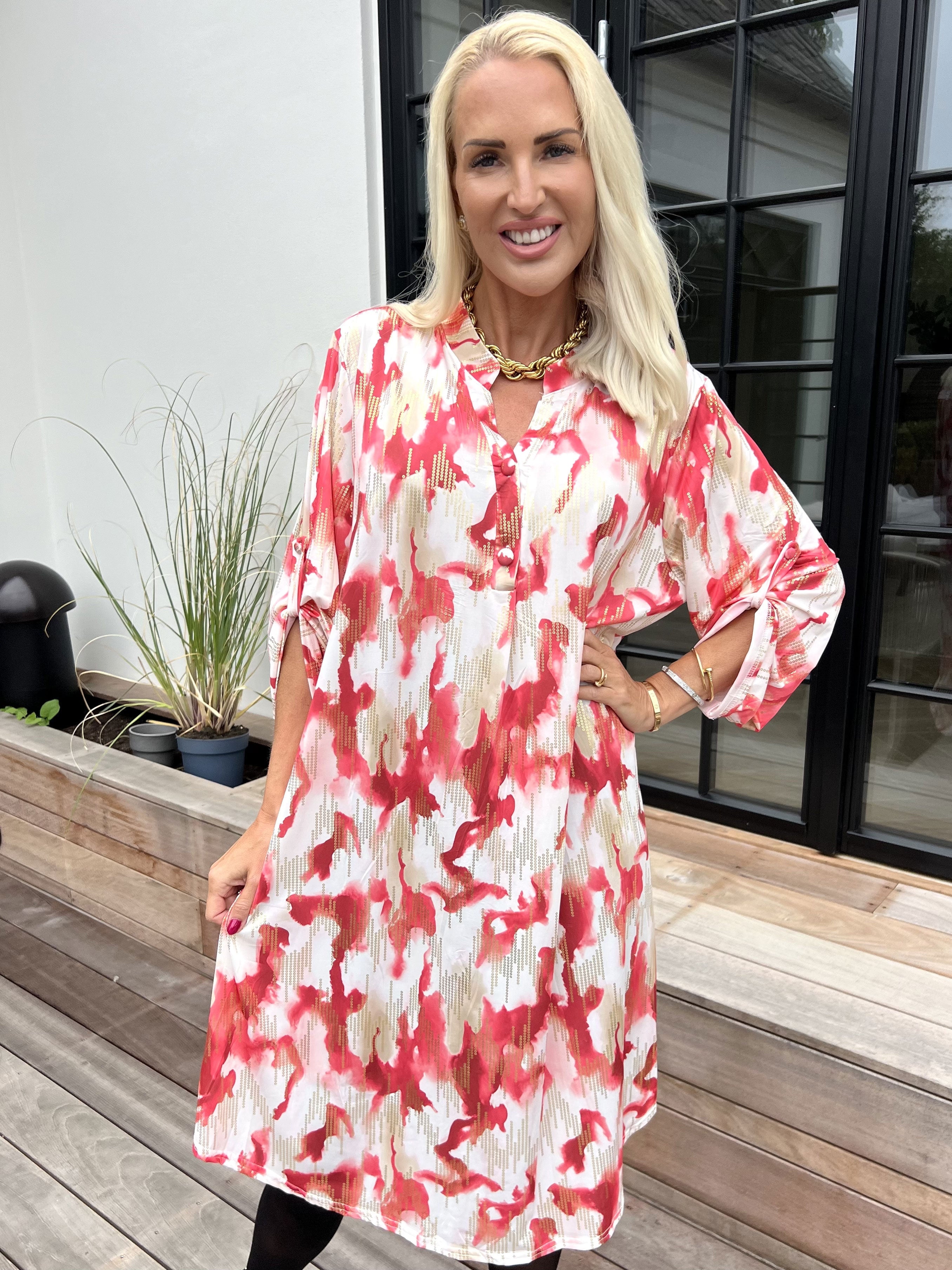 Ebba Batik Long - Elastisk flerfärgad klänning med gulddetaljer