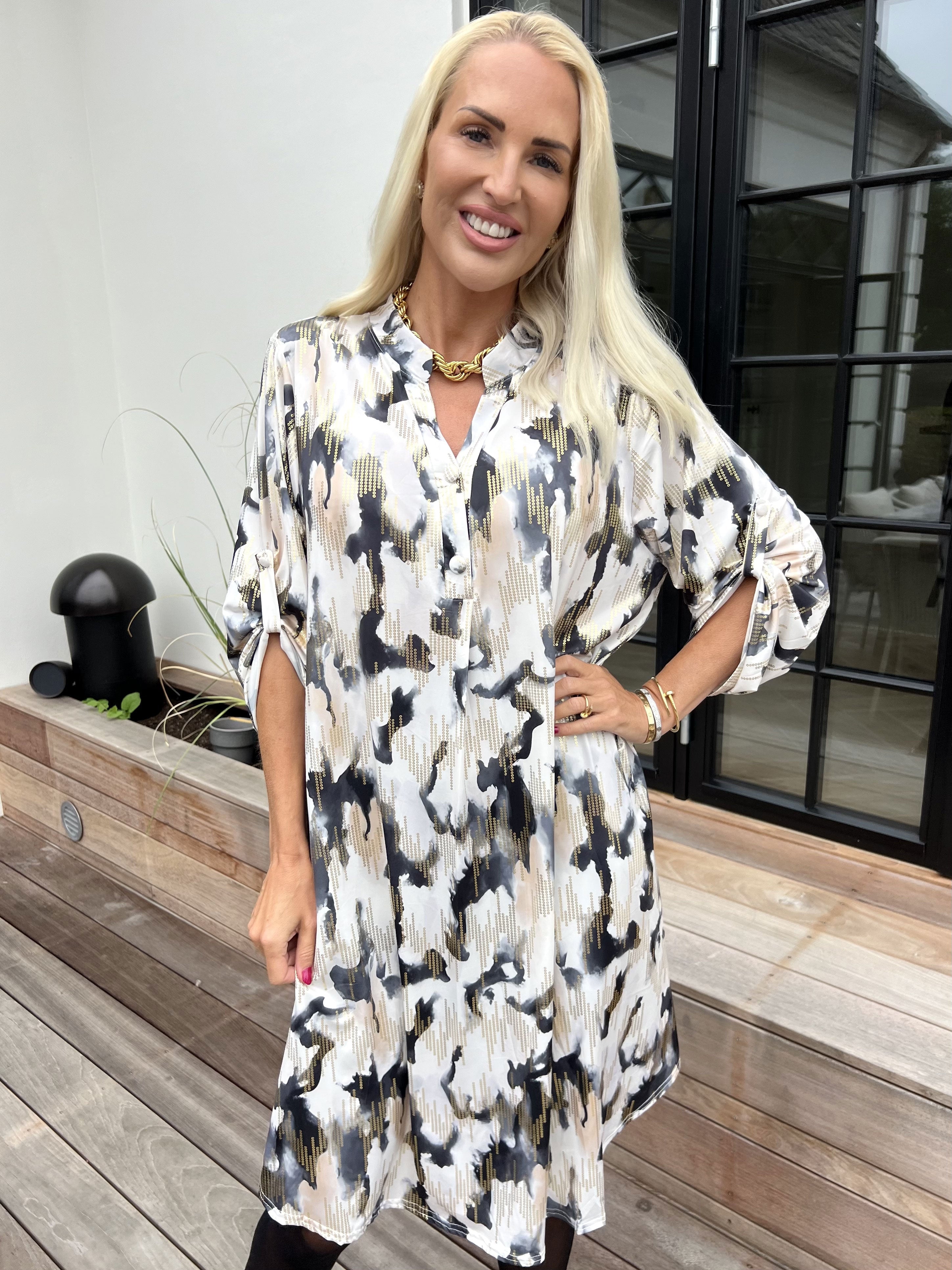 Ebba Batik Long - Elastisk flerfärgad klänning med gulddetaljer