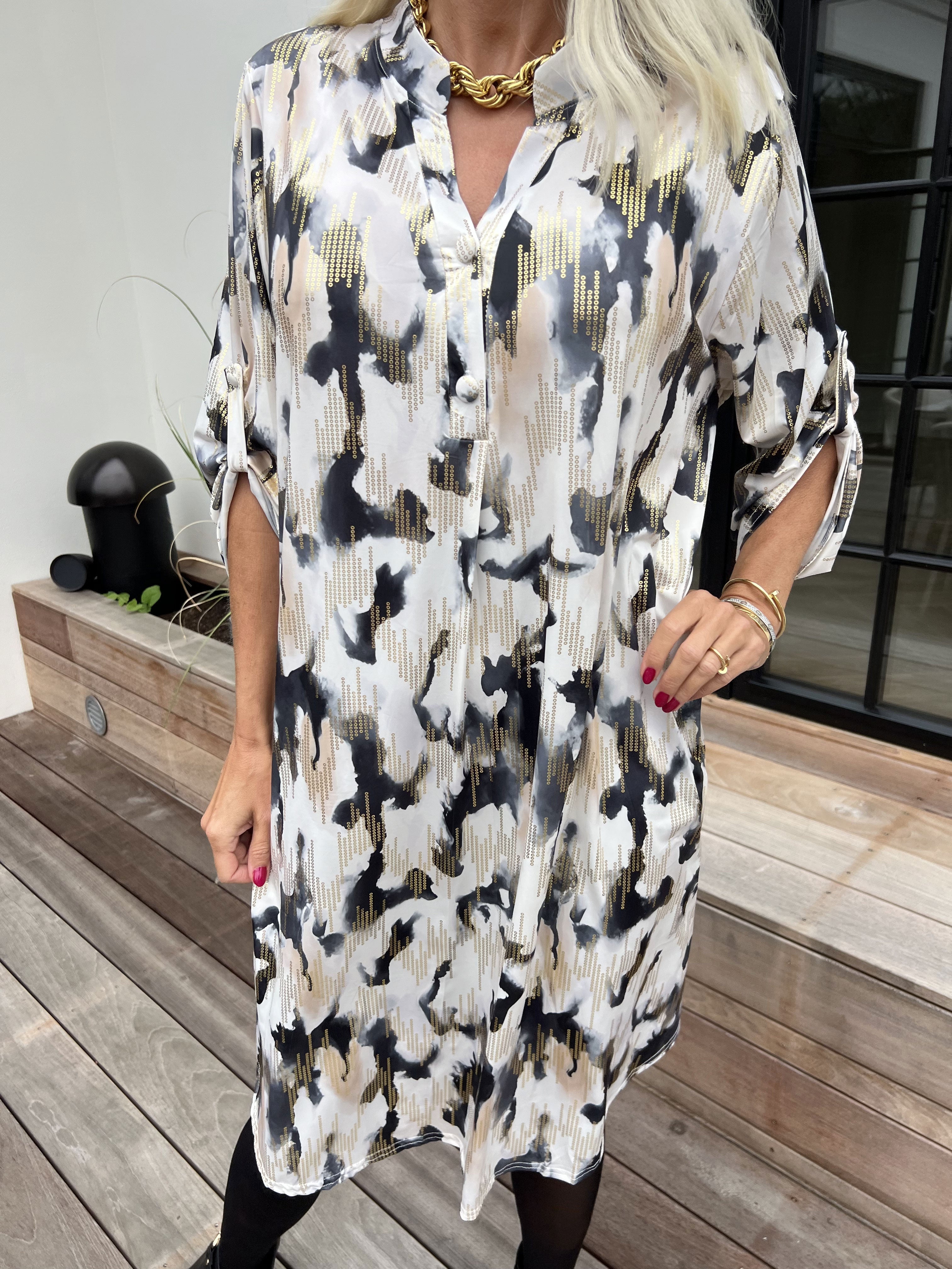 Ebba Batik Long - Elastisk flerfärgad klänning med gulddetaljer